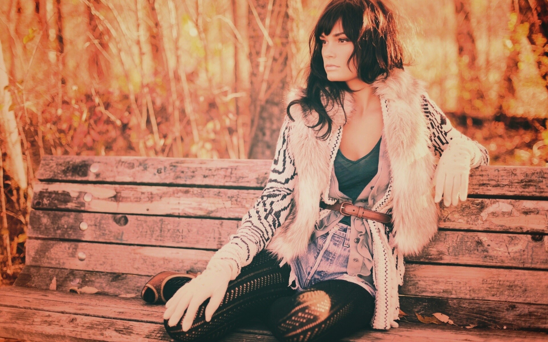 Красивая девушка сидит на скамейке обои