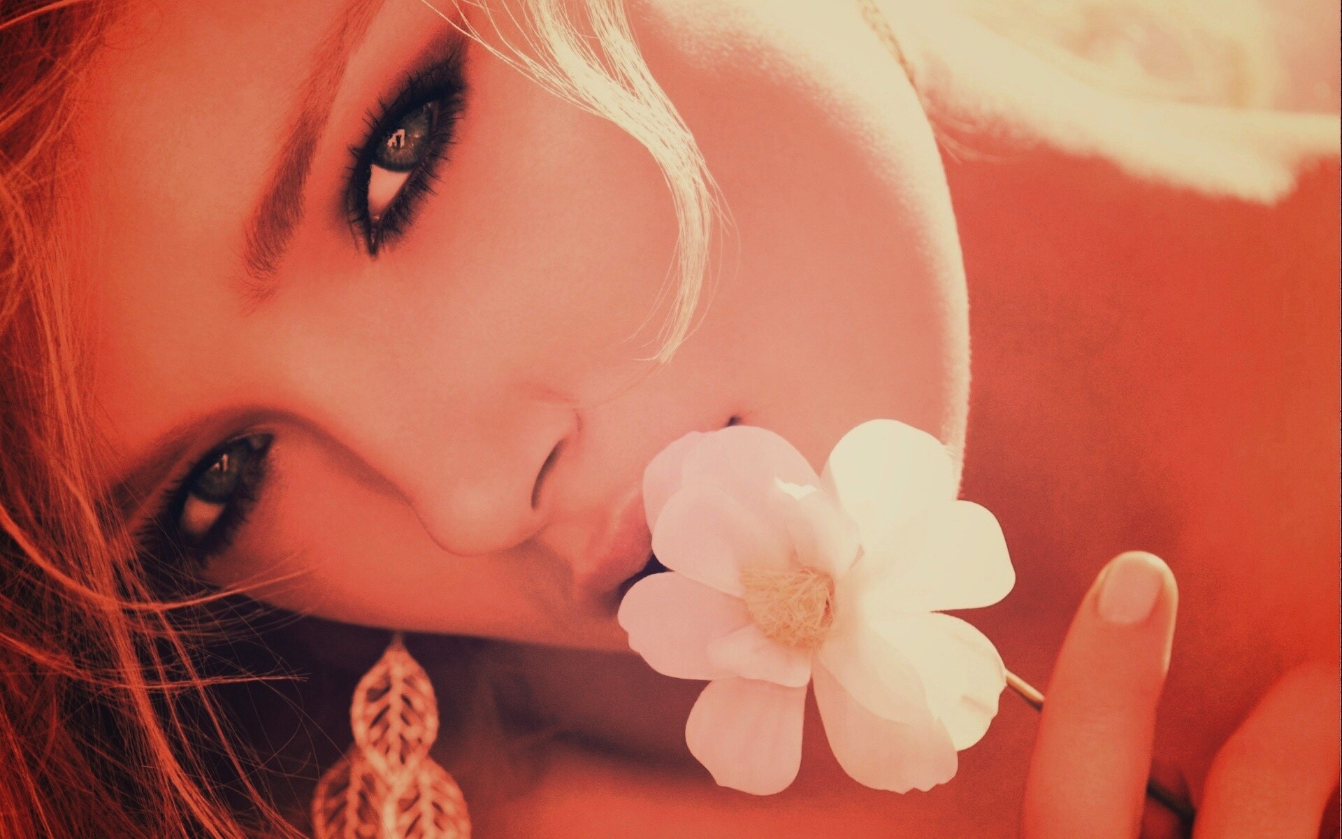 Красавица с белым цветком обои