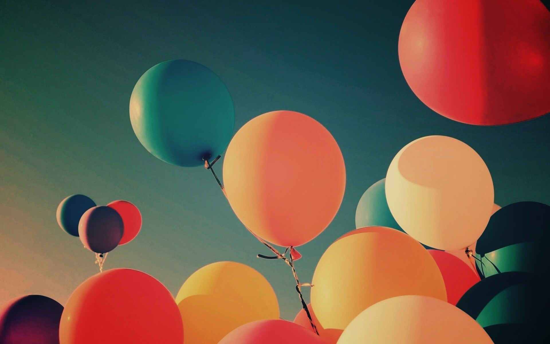 Разноцветные воздушные шарики обои