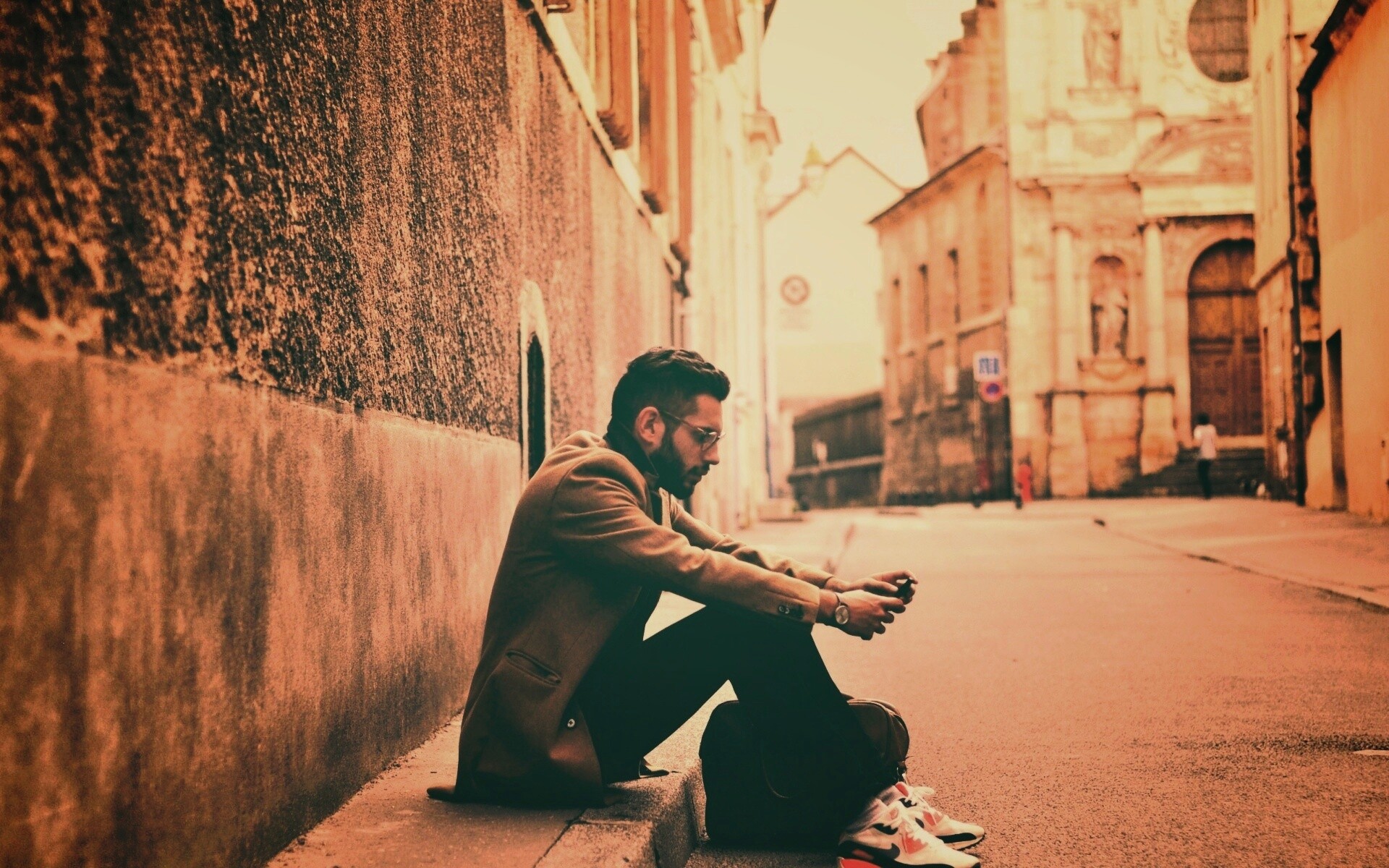 Хипстер с телефоном обои