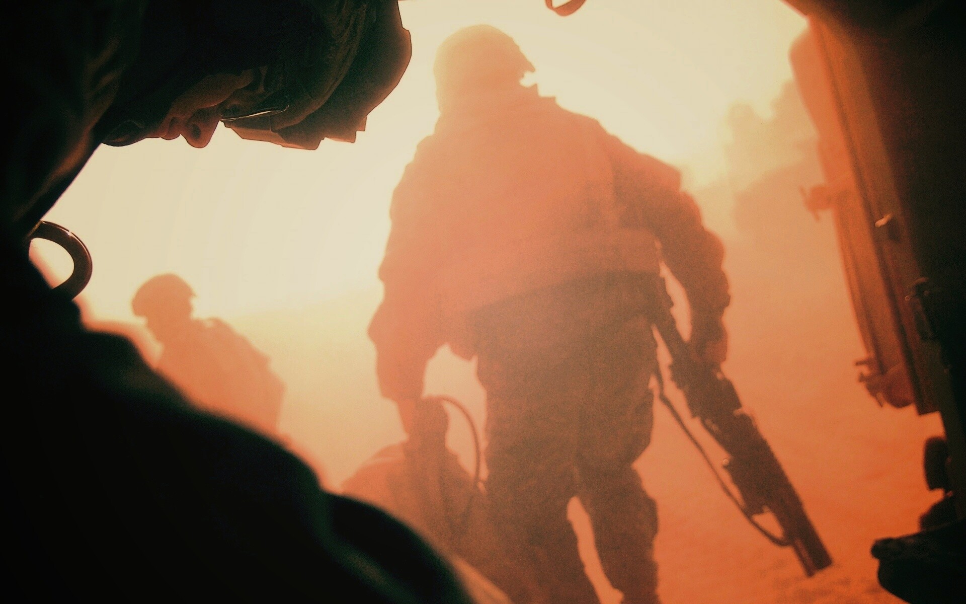 Солдаты выходят из броневика обои