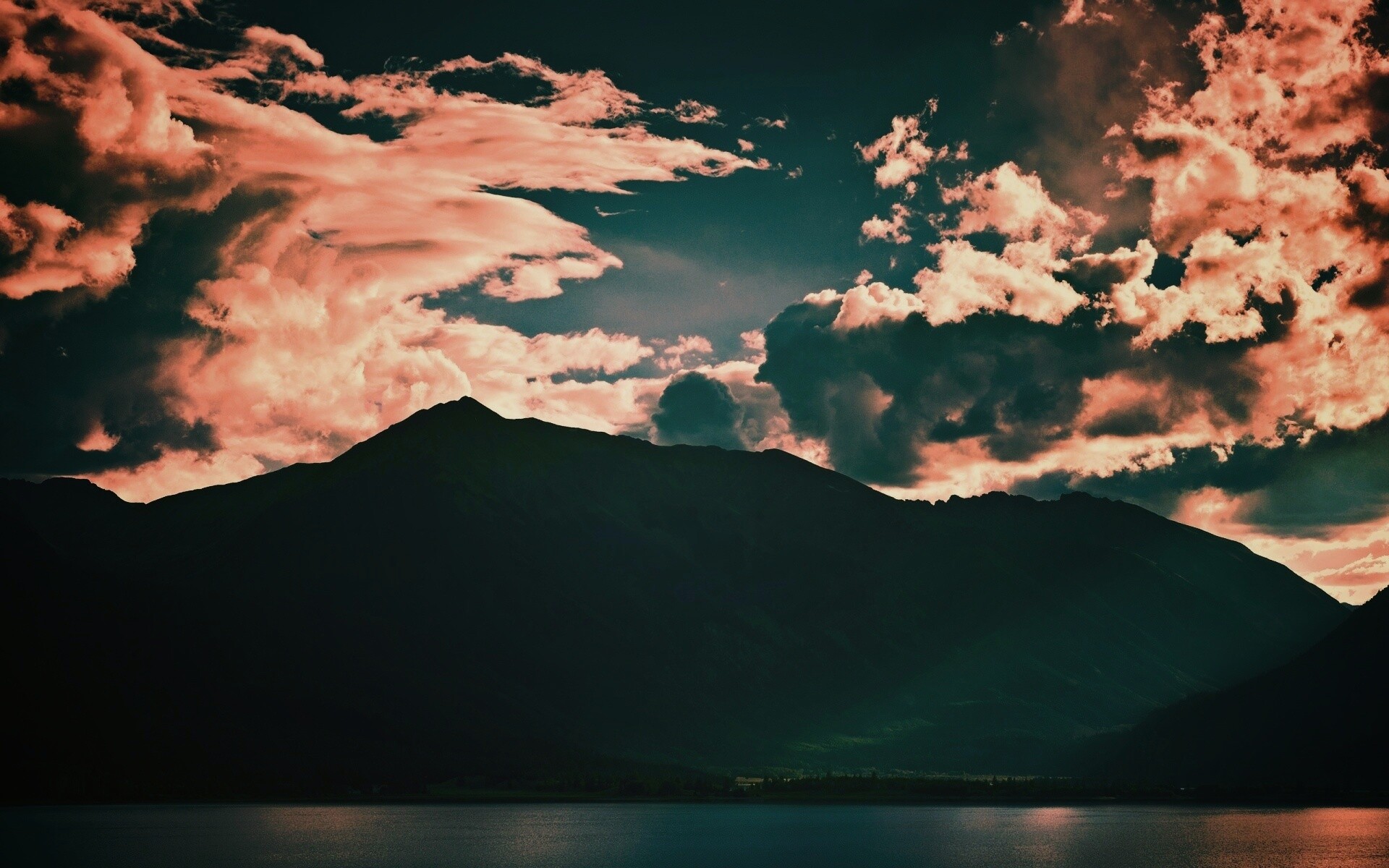 Свет на склонах гор обои