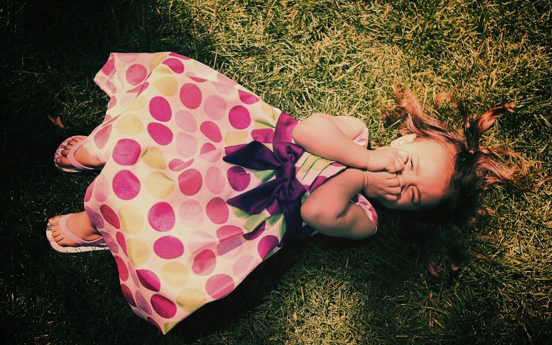 Девочка на траве обои