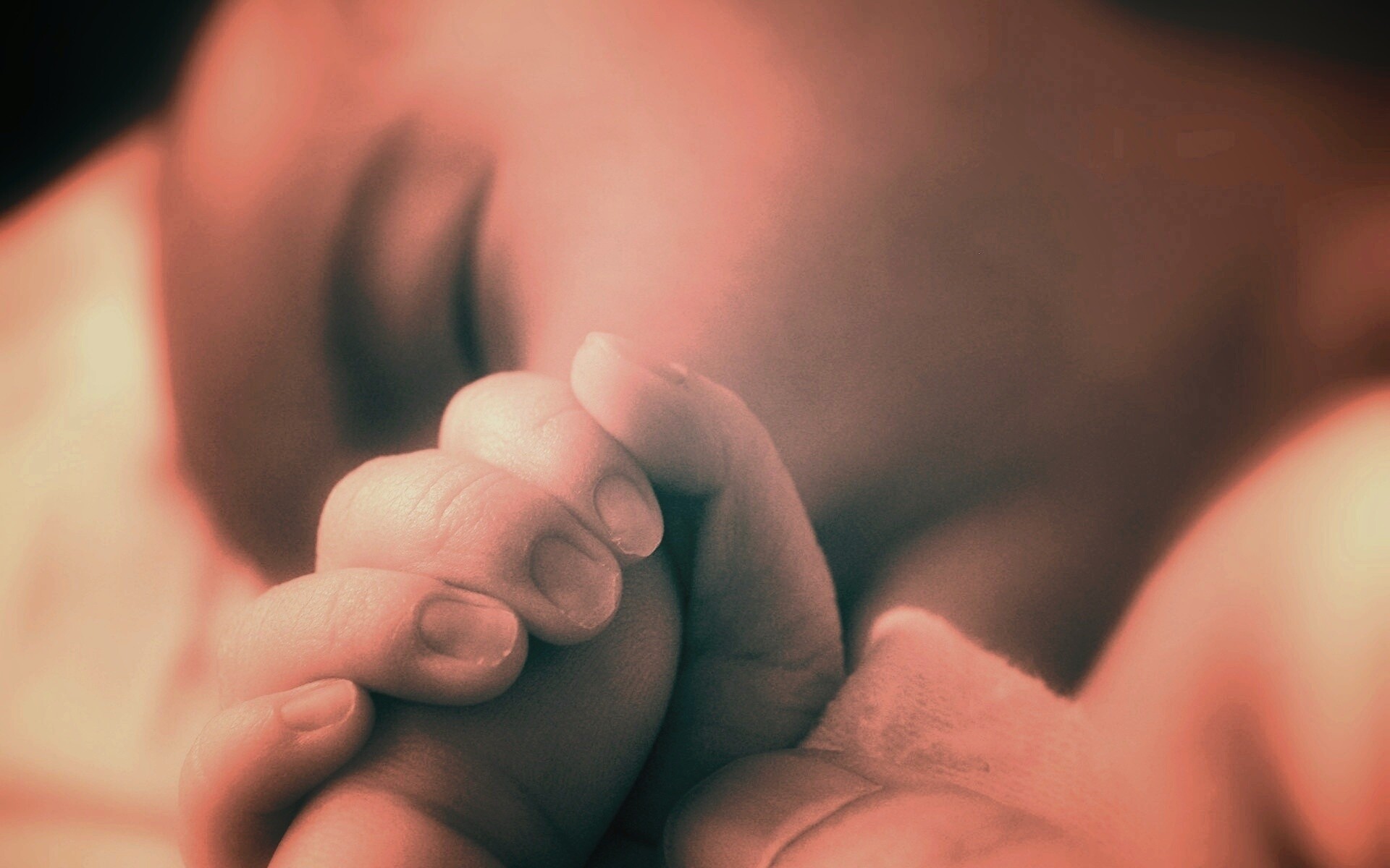 Младенец держит палец обои