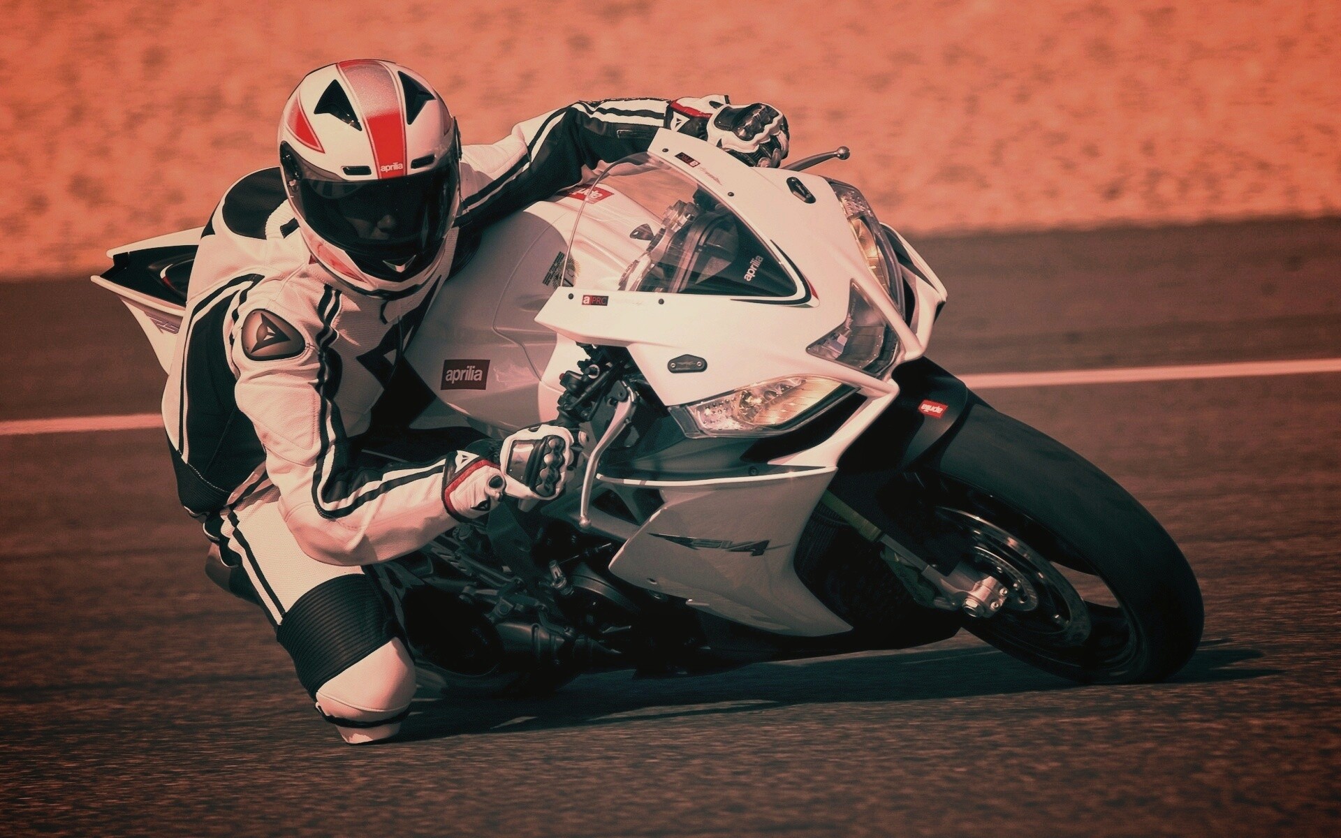 Байкер в белой экиперовкена Априлия РСВ4 обои