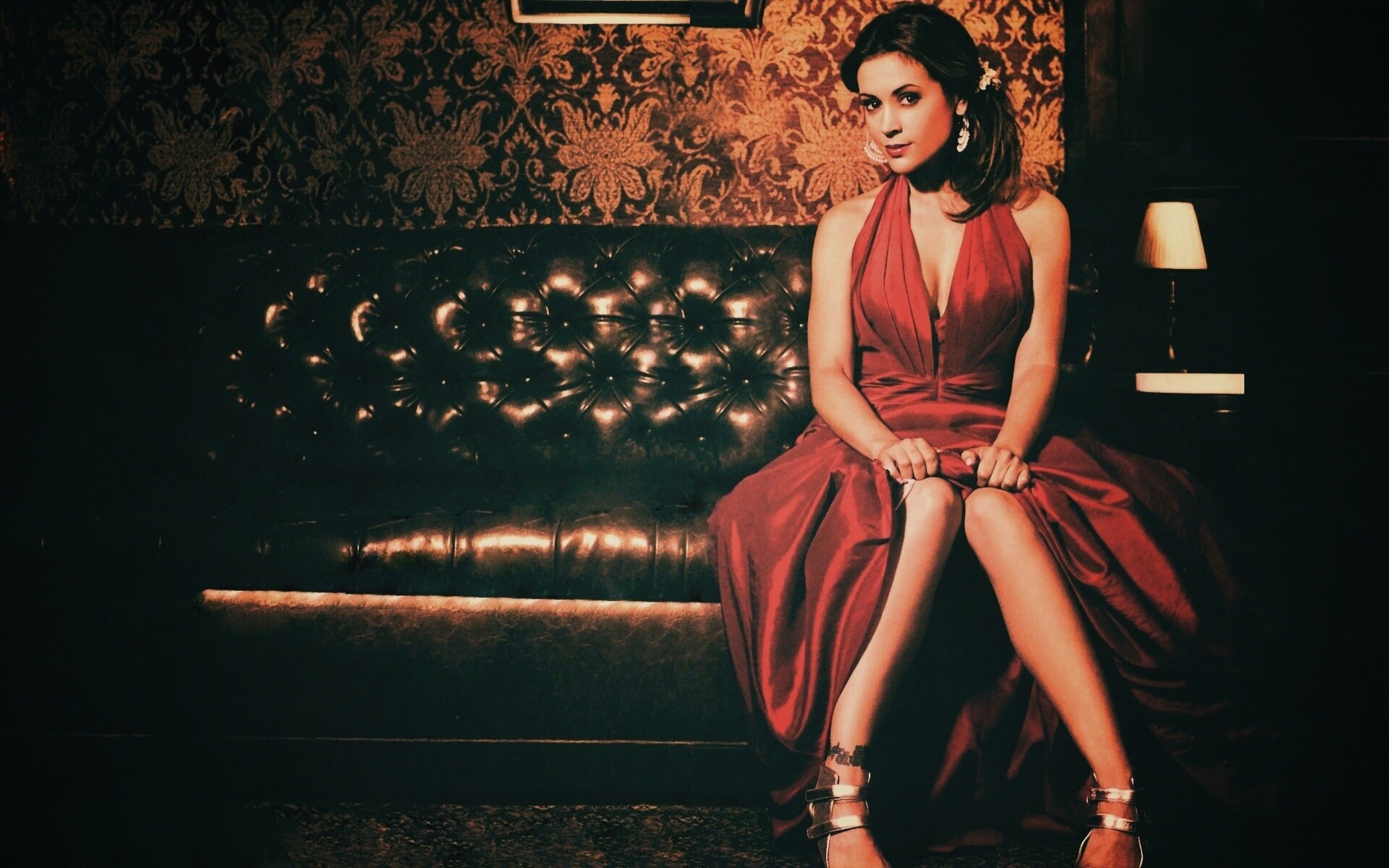 Алиса Милано в роскошном интерьере обои