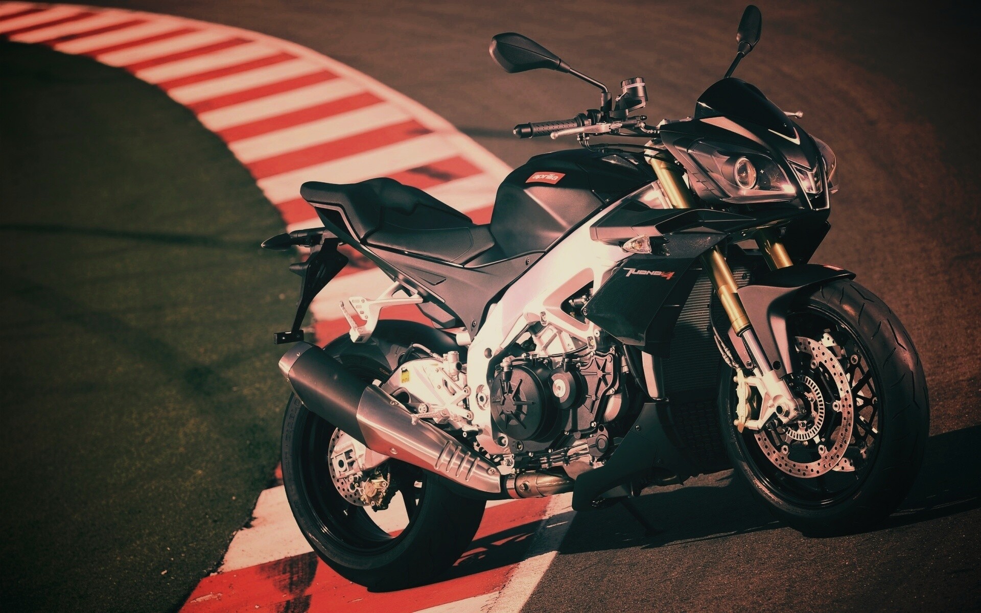 Спортивный мотоцикл Априлия на треке  обои