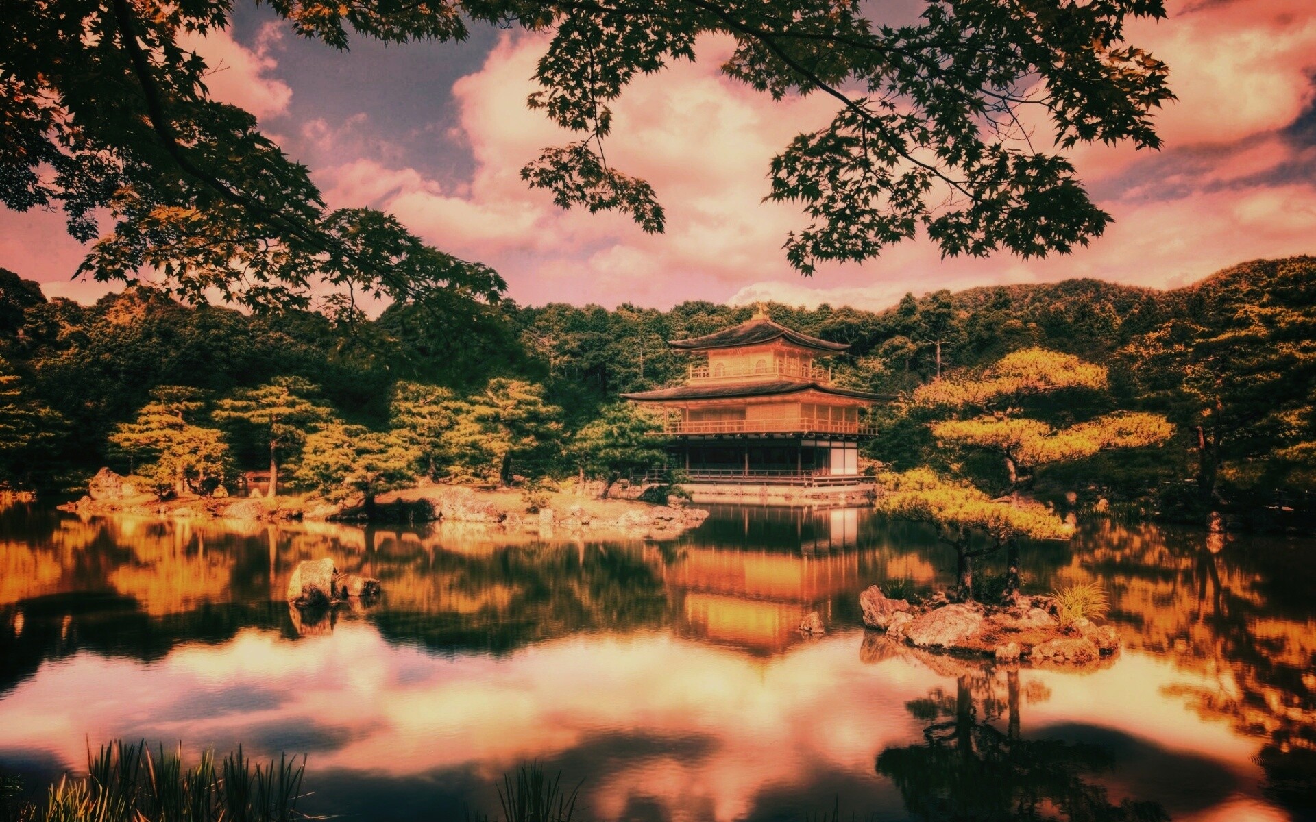 Японский домик на берегу озера обои