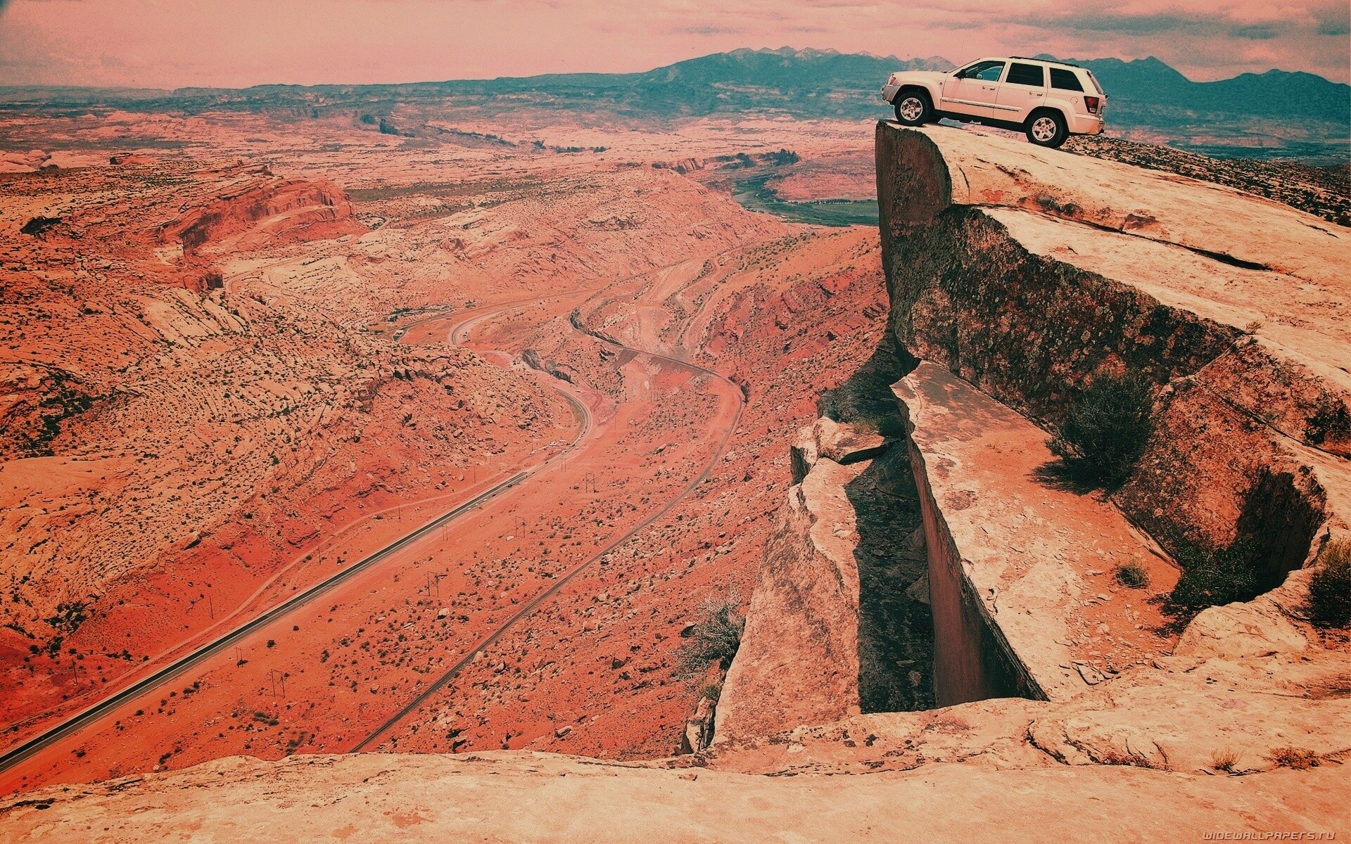 Внедорожник в горах обои