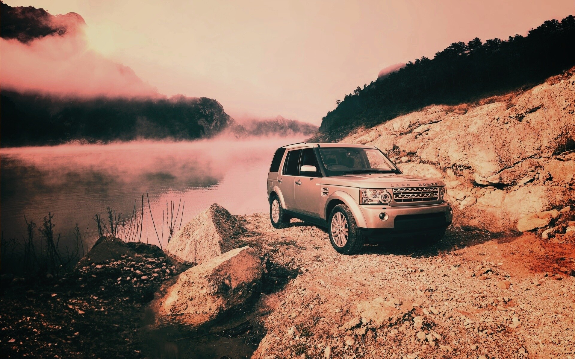 Range rover в горах у реки обои