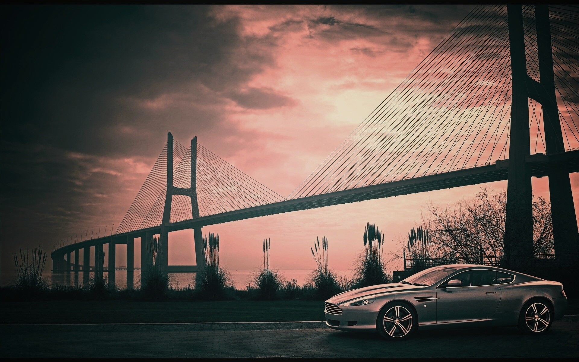 Aston Martin на фоне моста обои