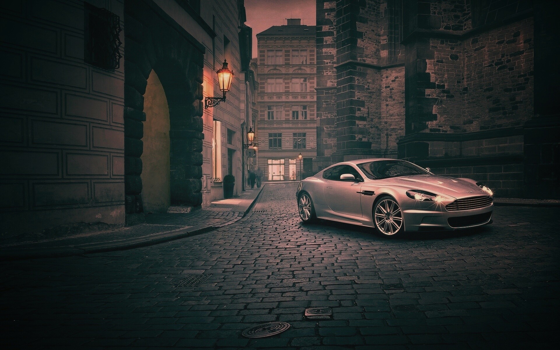 Серебристый Aston Martin обои