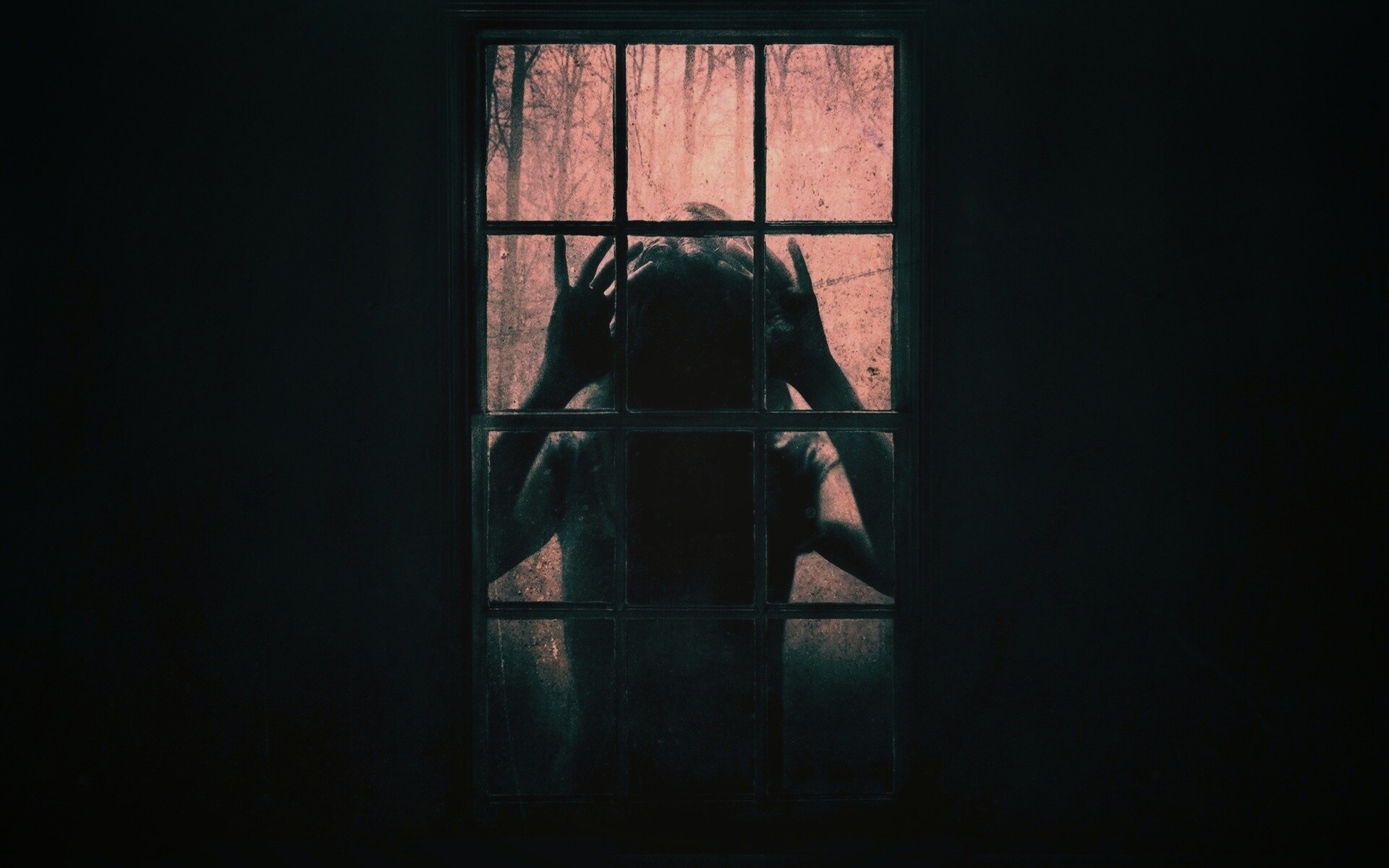 Страшная девоча в окне обои