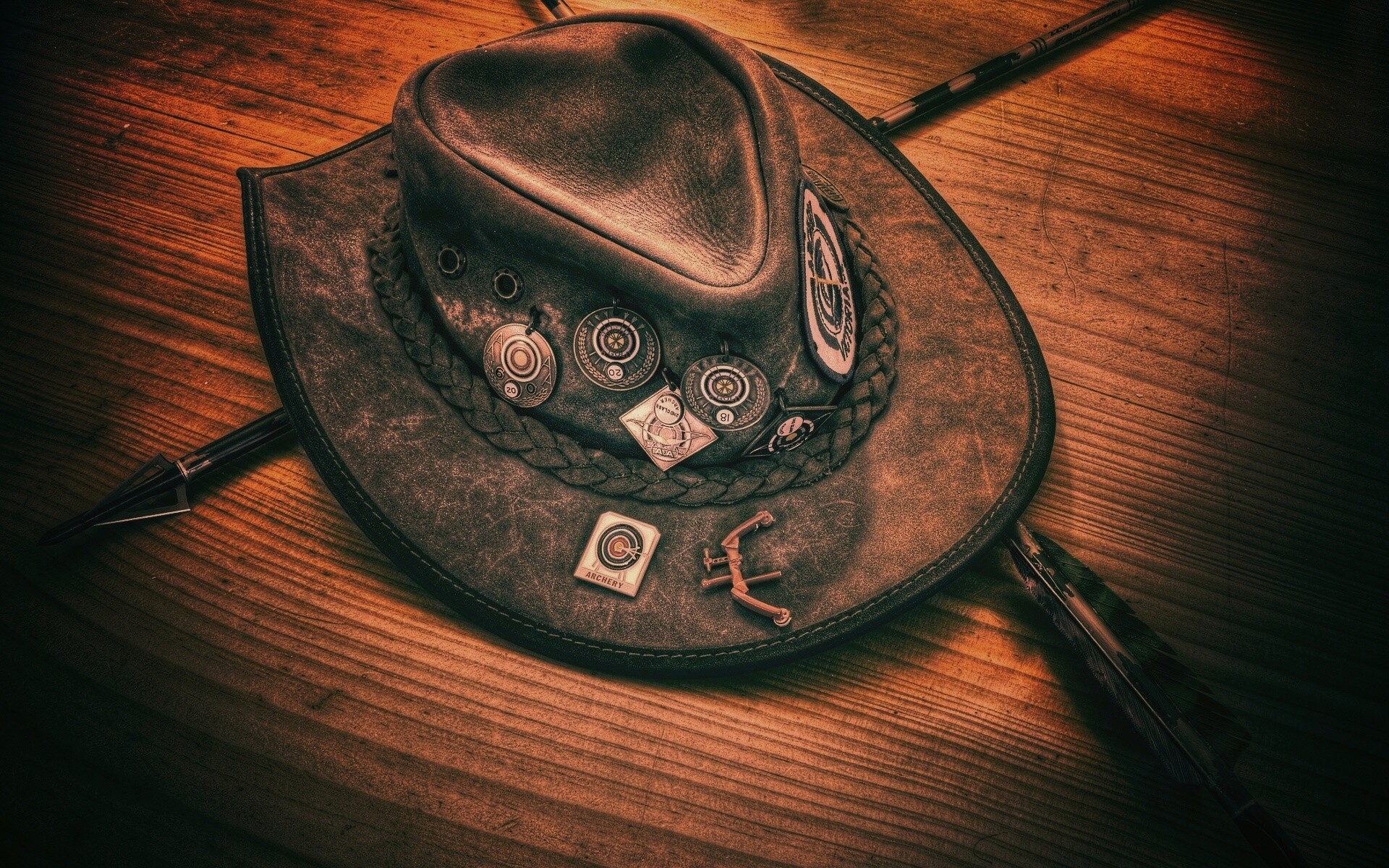 Шляпа и стрелы обои