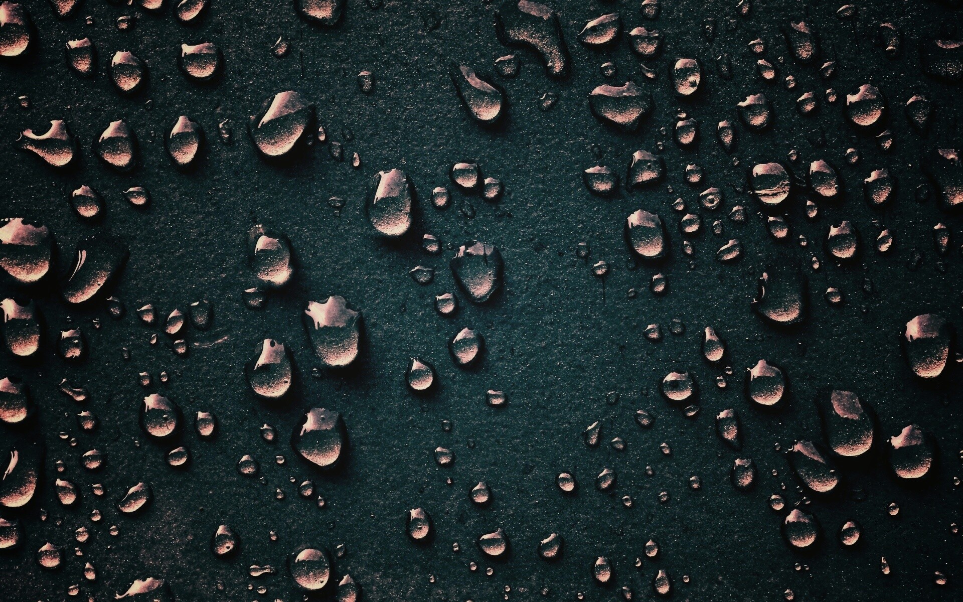 Капли воды на темной поверхности обои