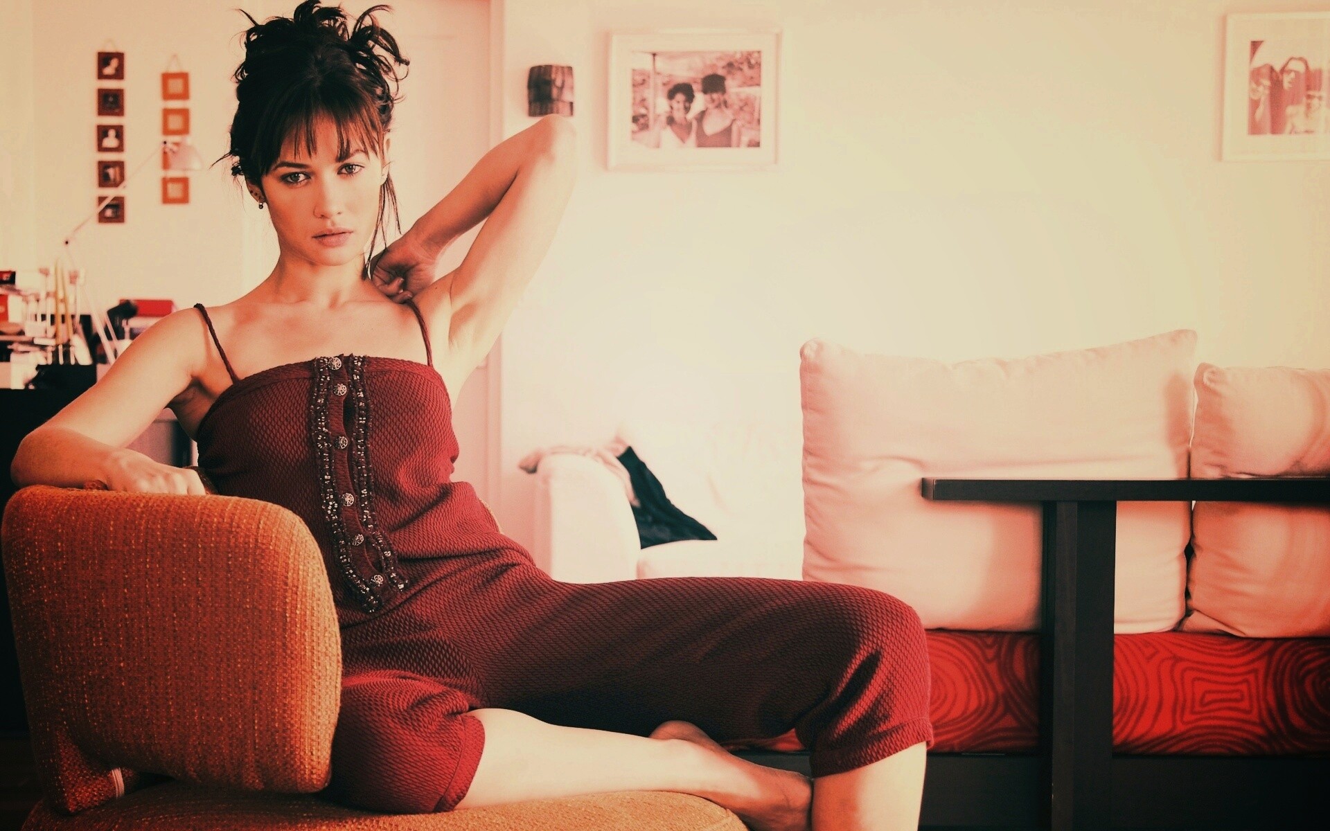 Ольга Куриленко на кресле обои