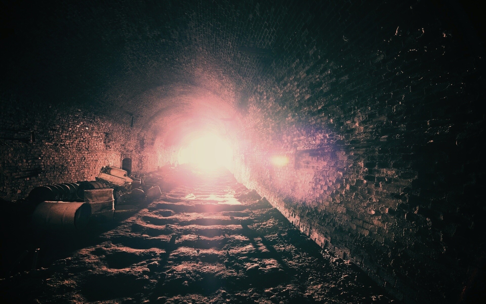 Захламленный тоннель обои