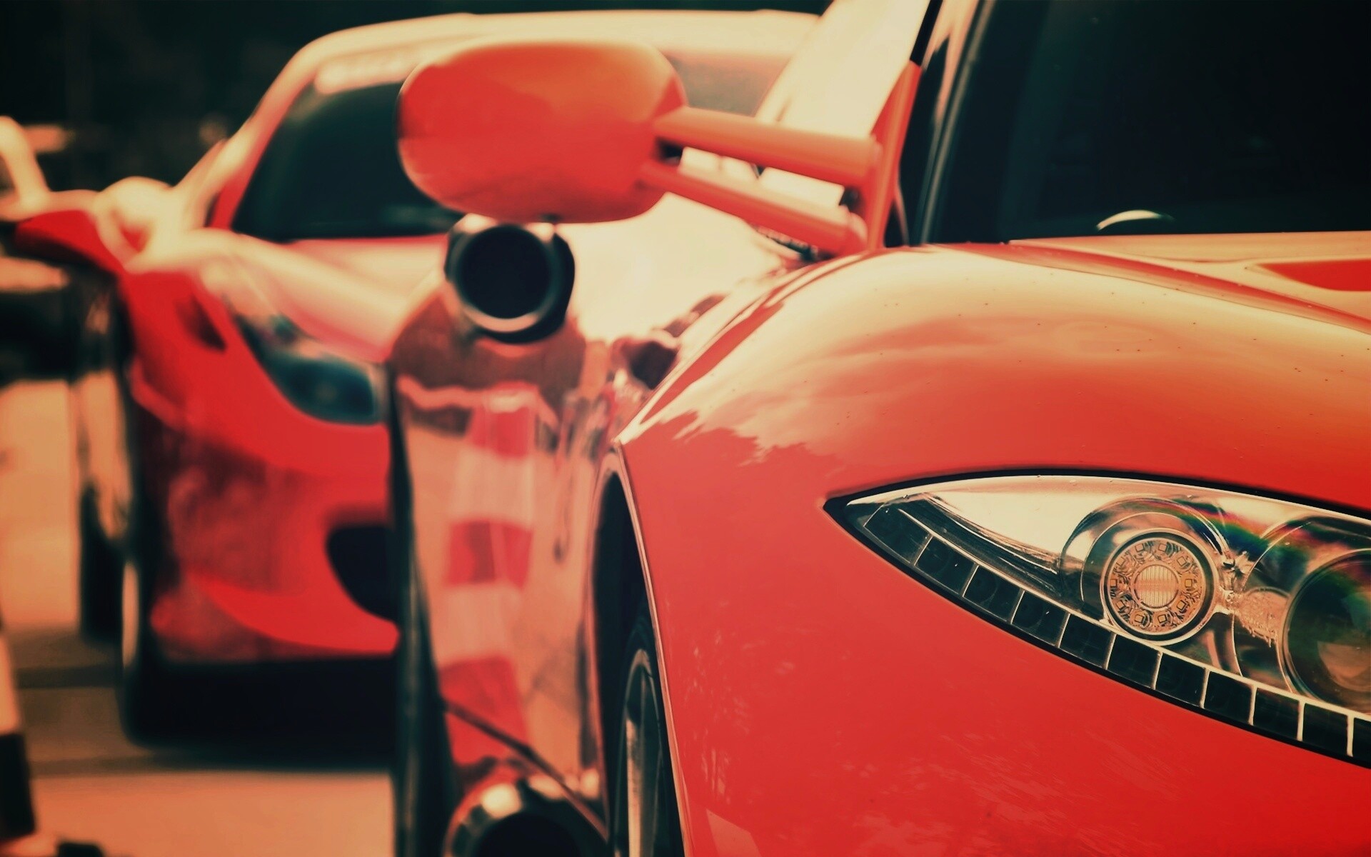 Череда красных автомобилей обои