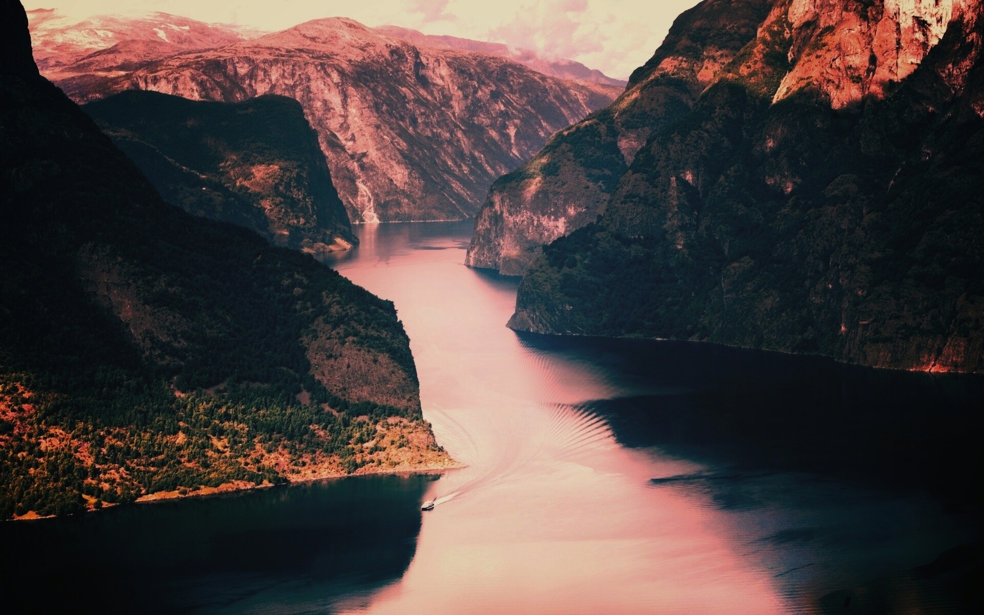 Лодка на реке среди высоких гор обои