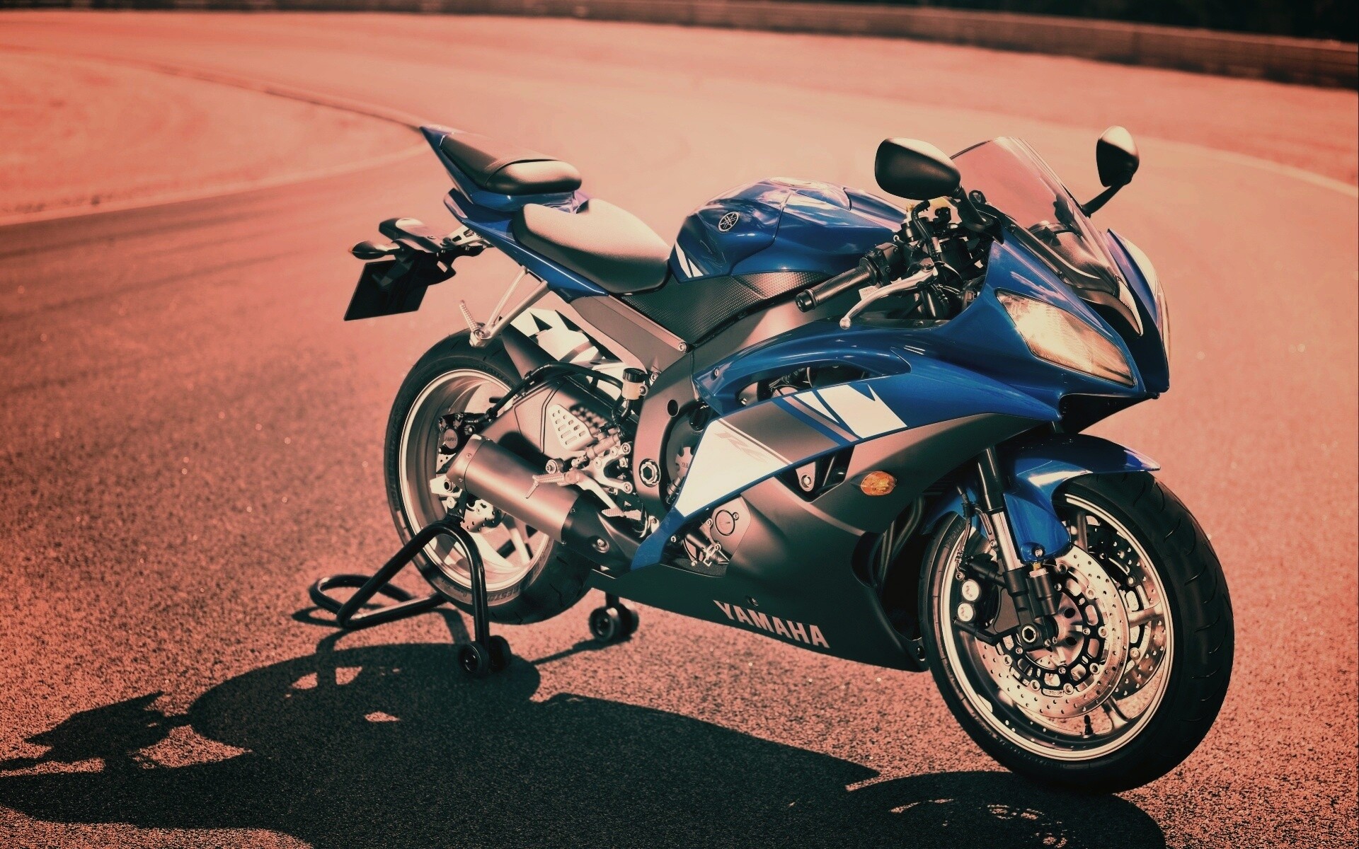 Мотоцикл Ямаха с блокиратором заднего колеса обои