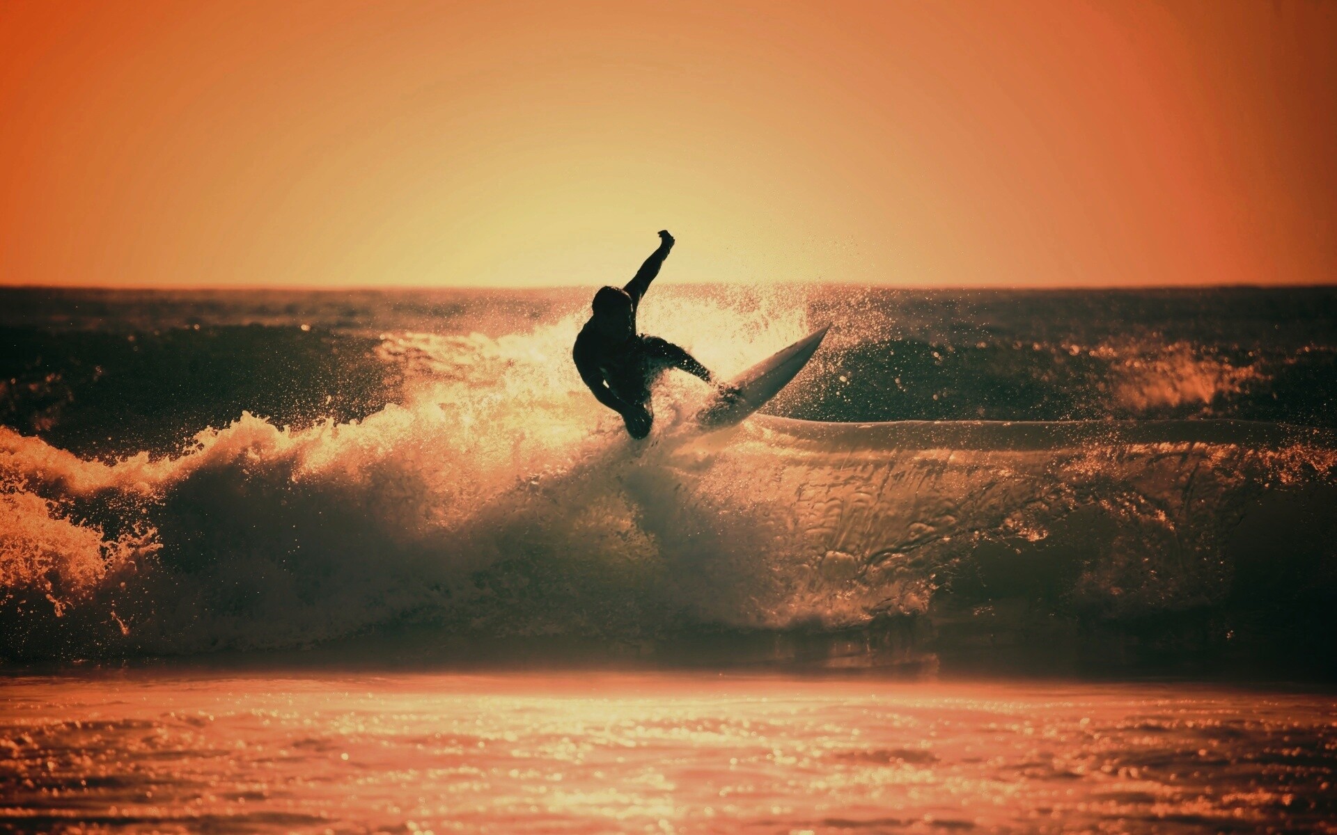 Сёрфер поймал волну обои