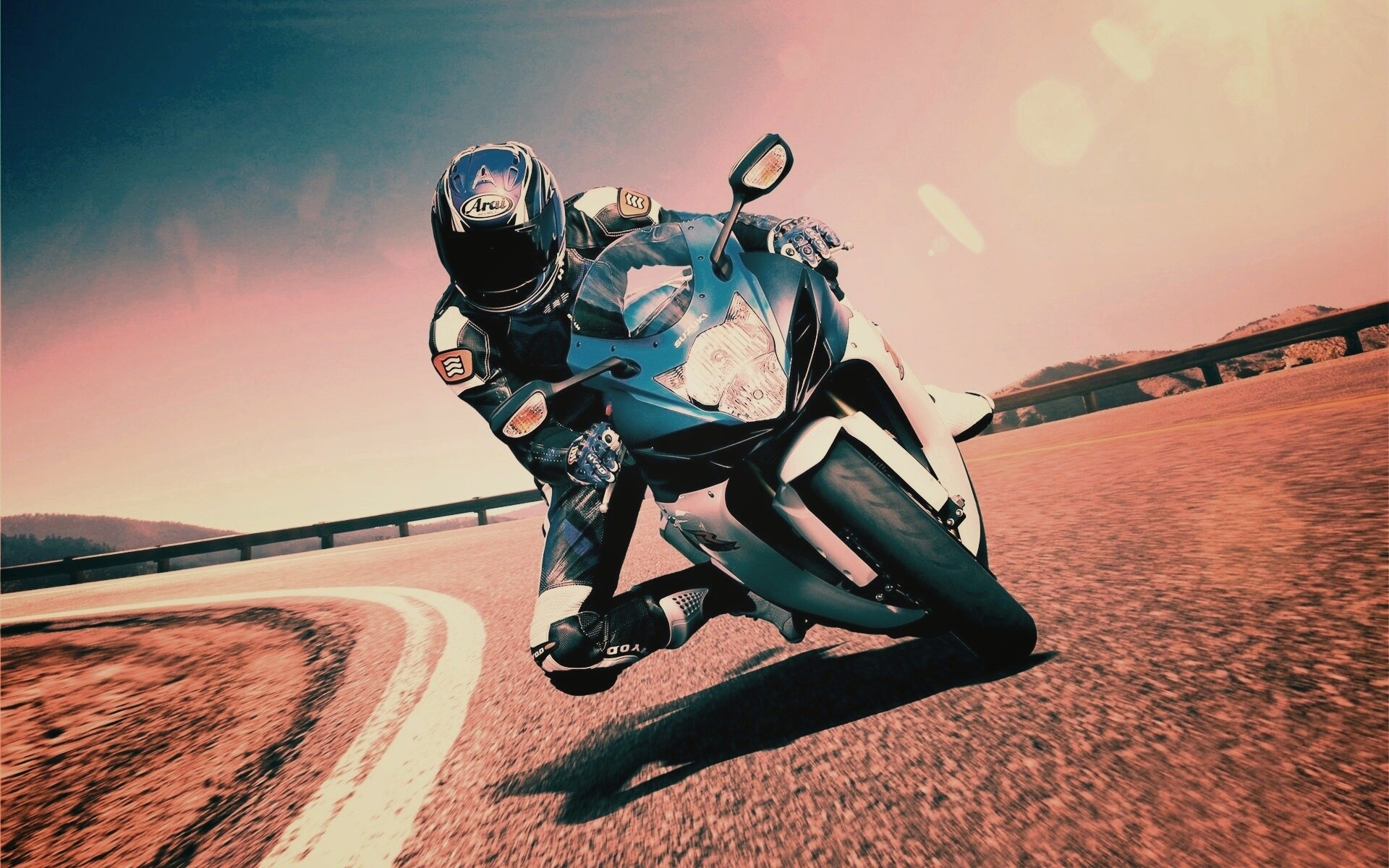 Мотоциклист на повороте обои