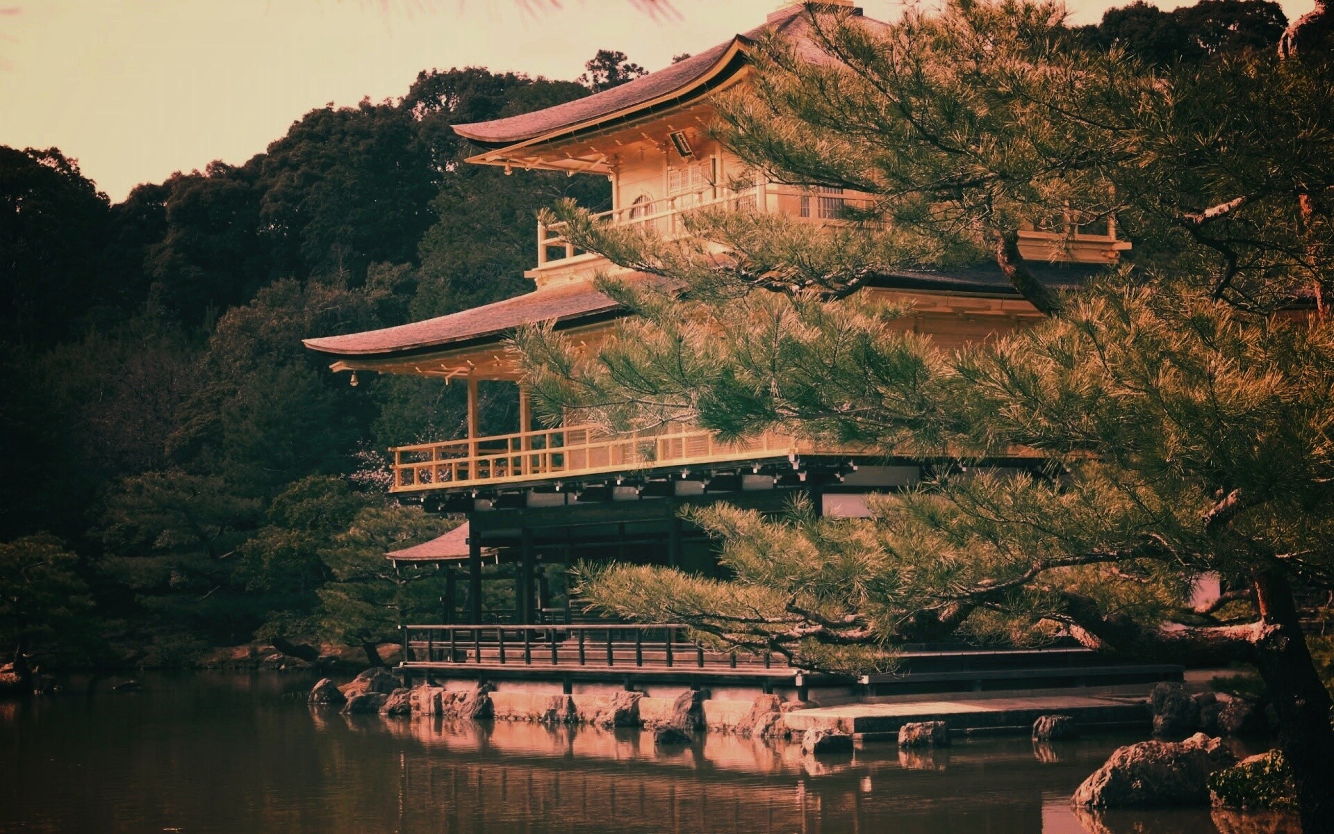 Пагода на берегу озера обои