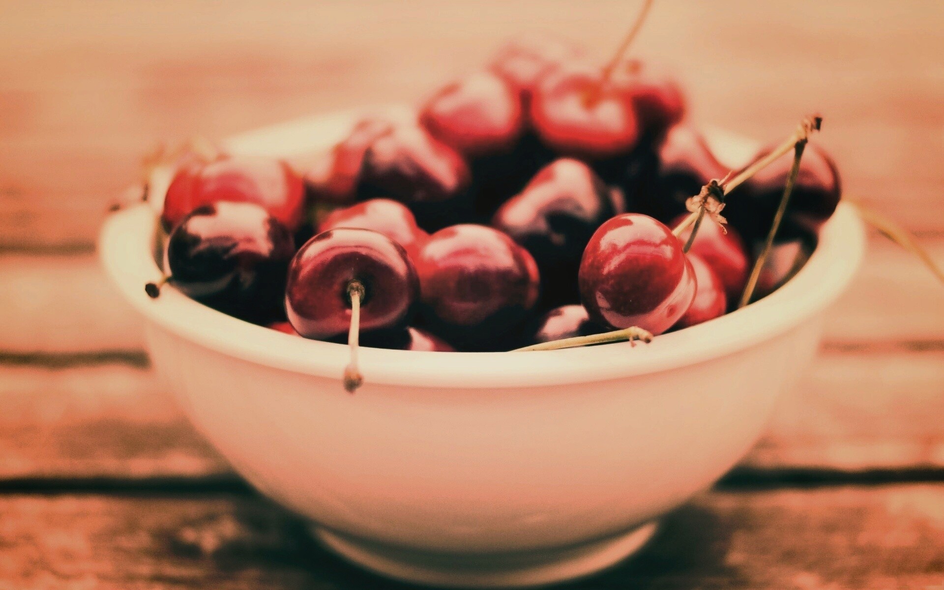 Миска спелой черешни обои