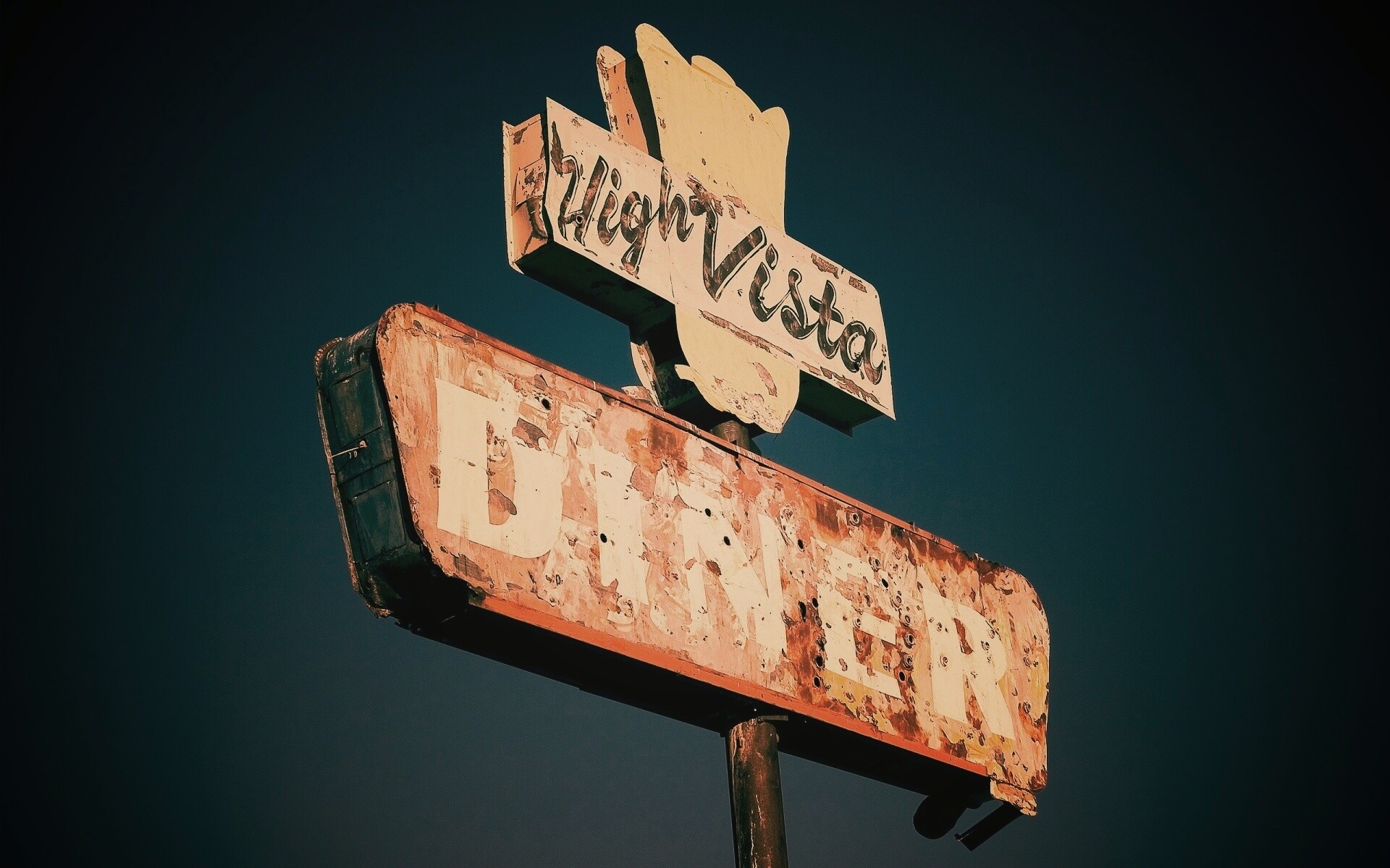 Вывеска заброшенного ресторанчика обои