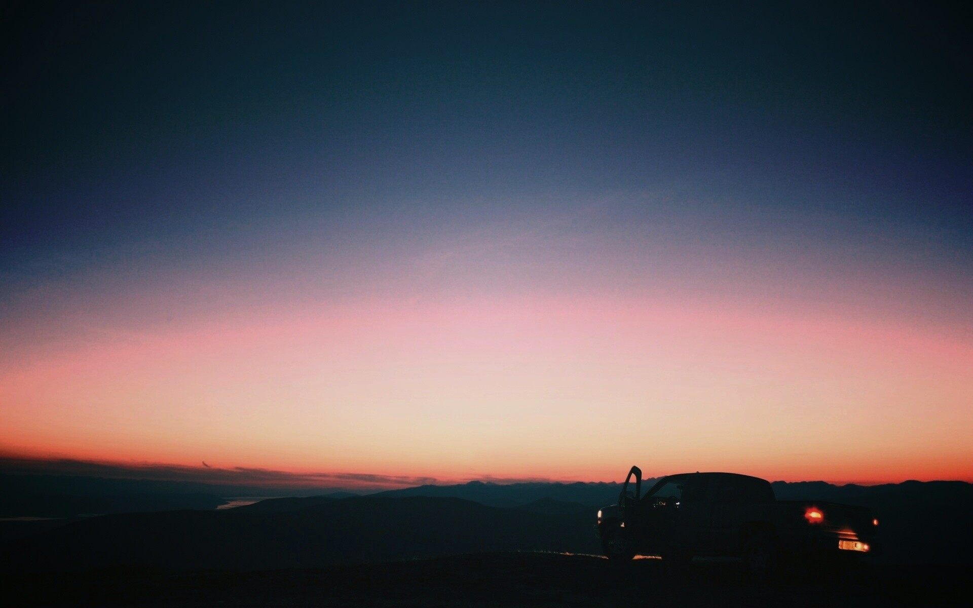 Авто на фоне заката обои