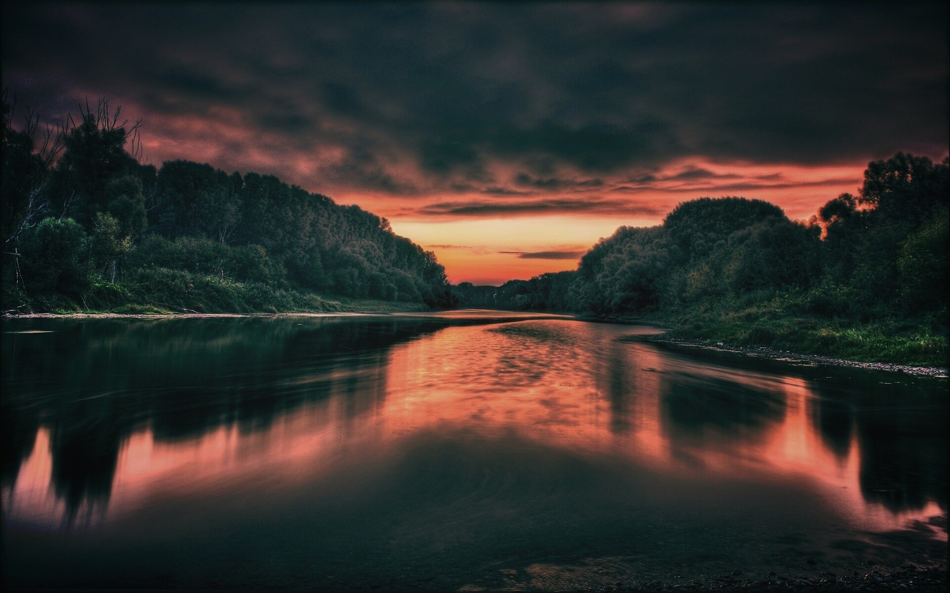 Багровый закат и водная гладь обои