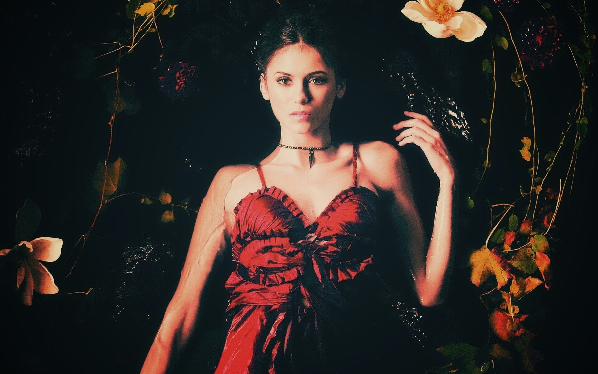 Женщина в красном платье обои