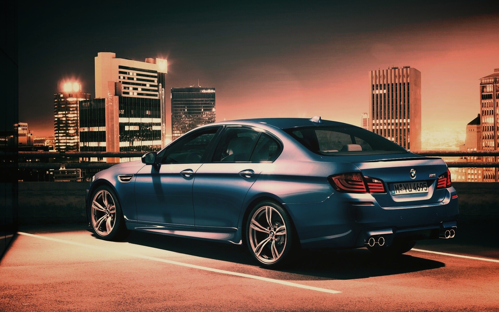BMW F10 на городской парковке обои