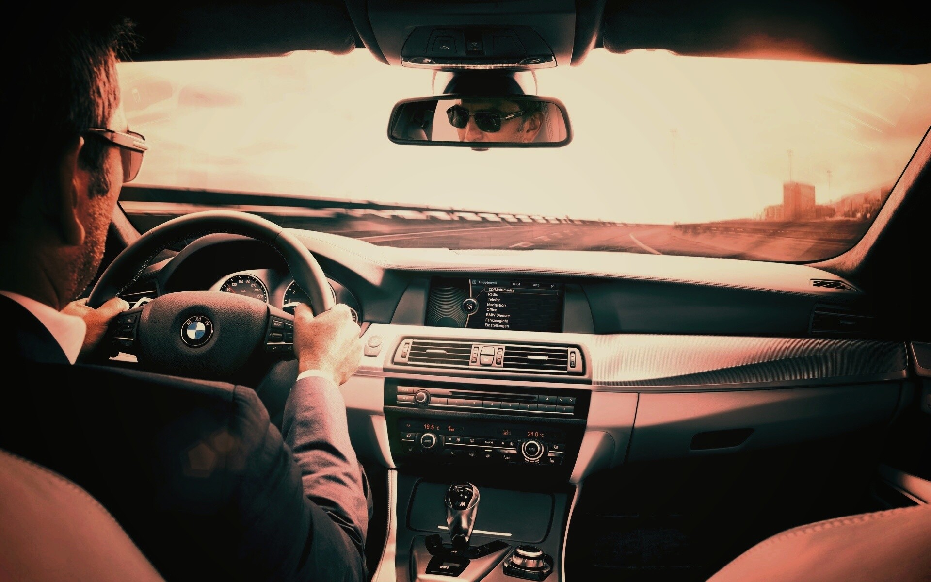 За рулём BMW F10 обои