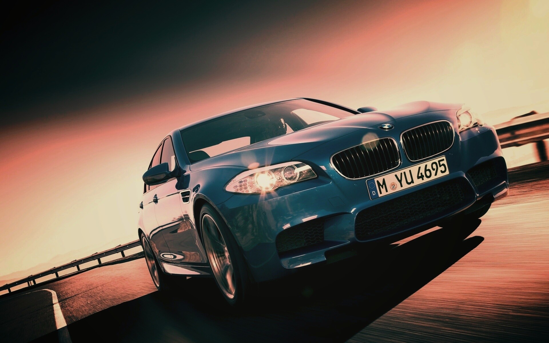 Синий БМВ на трассе обои
