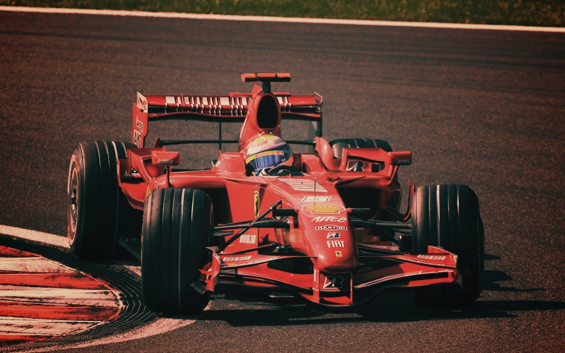Болид Формула 1 на повороте обои