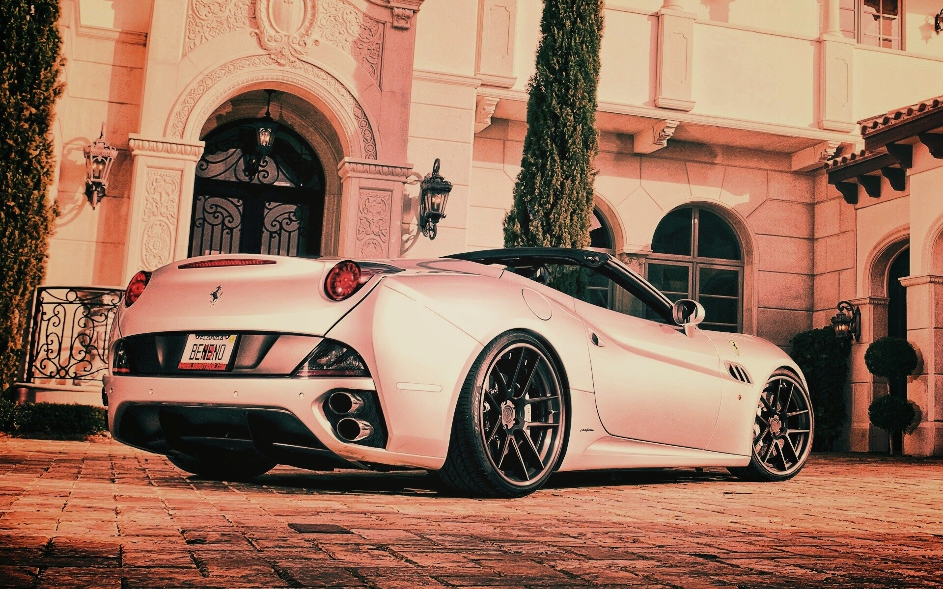 Ferarri у особняка обои