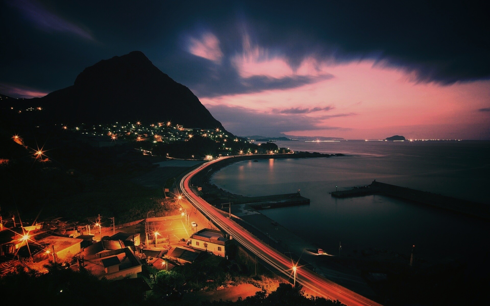 Городок у моря обои