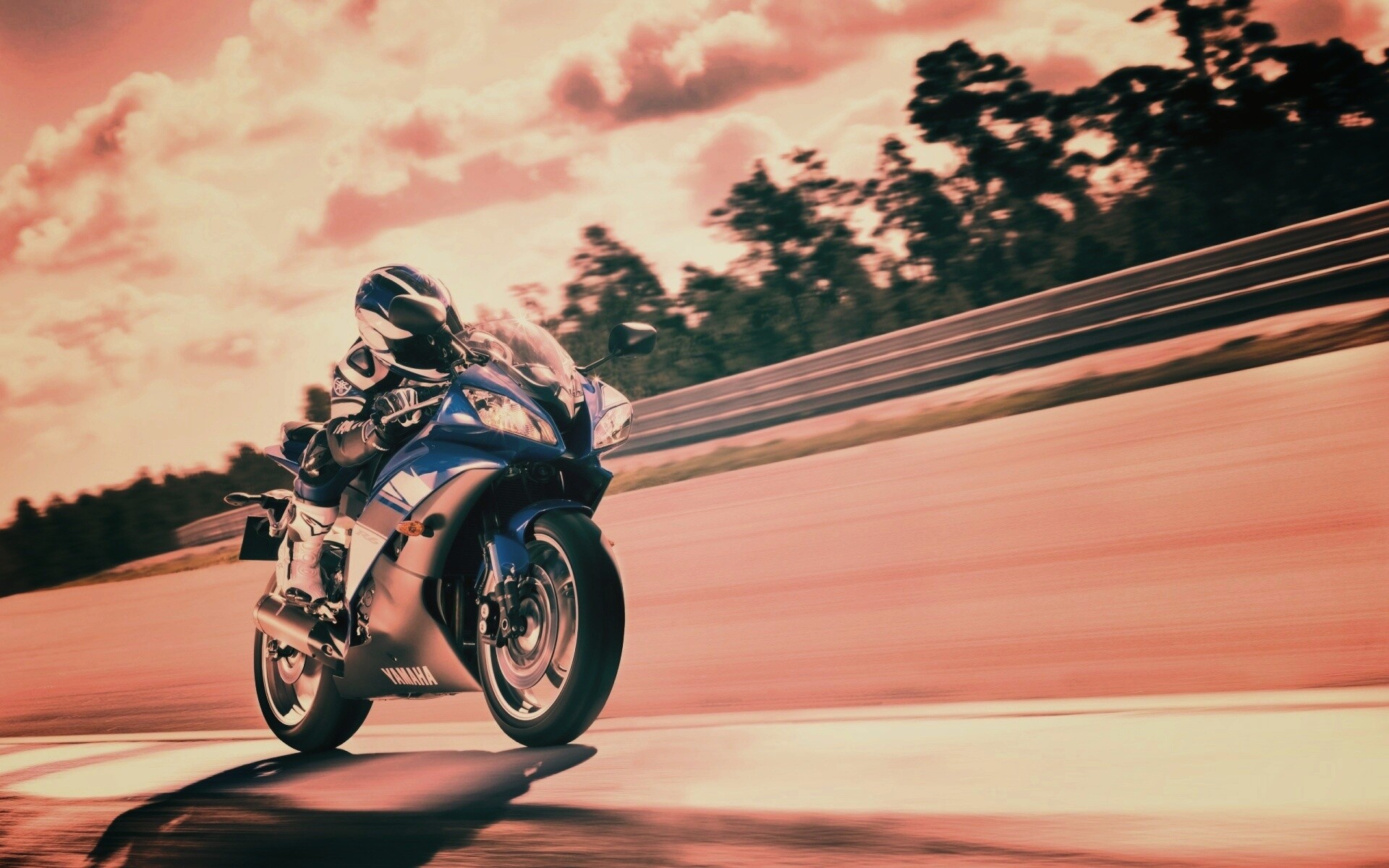 Мотоциклист на треке обои