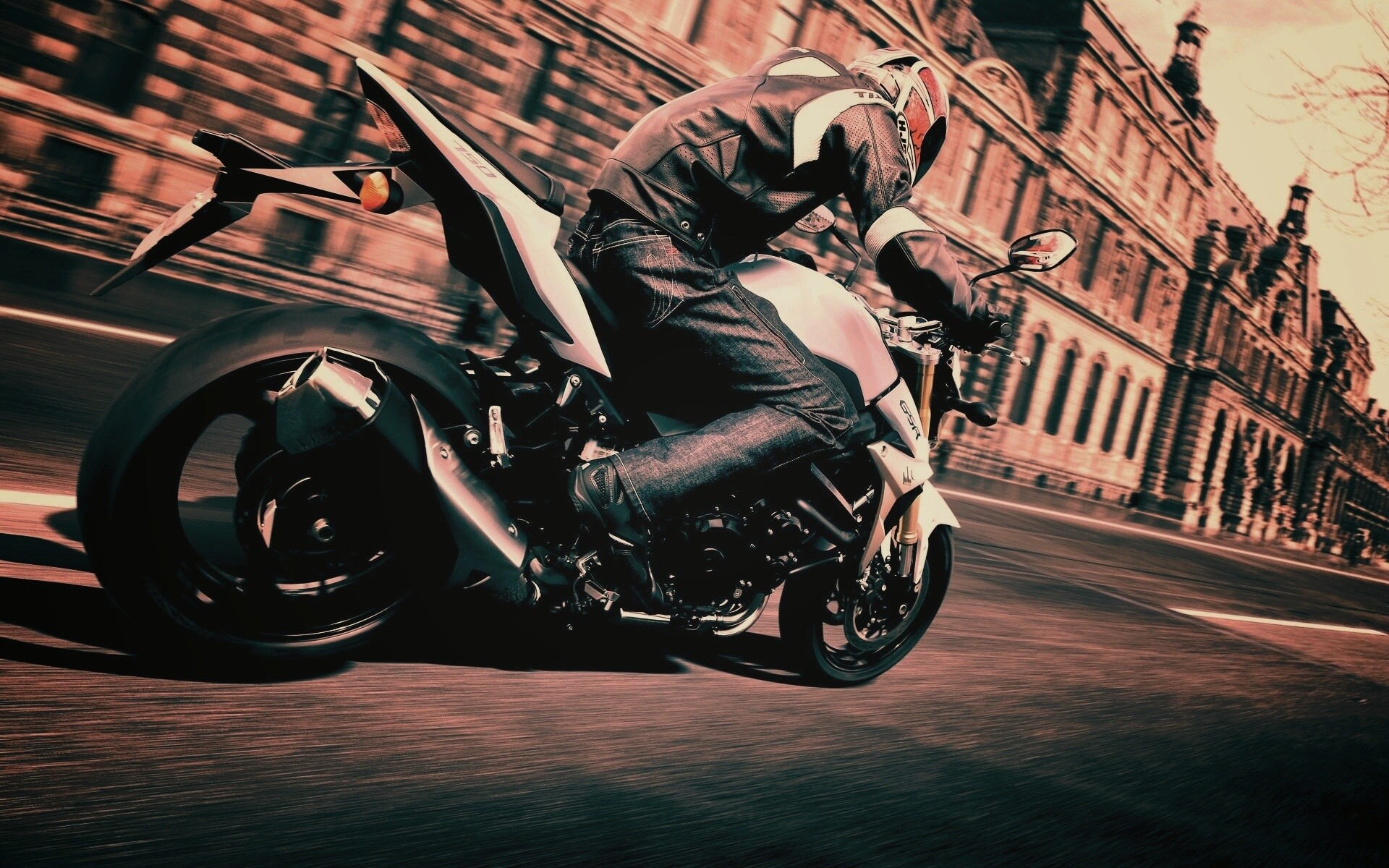 Мотоциклист мчится по городу обои