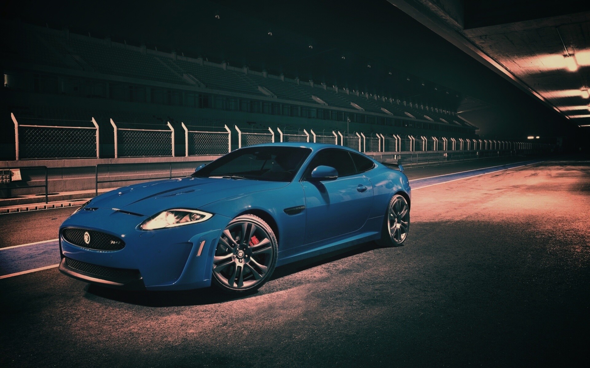 Синий спорткар на гоночном треке обои