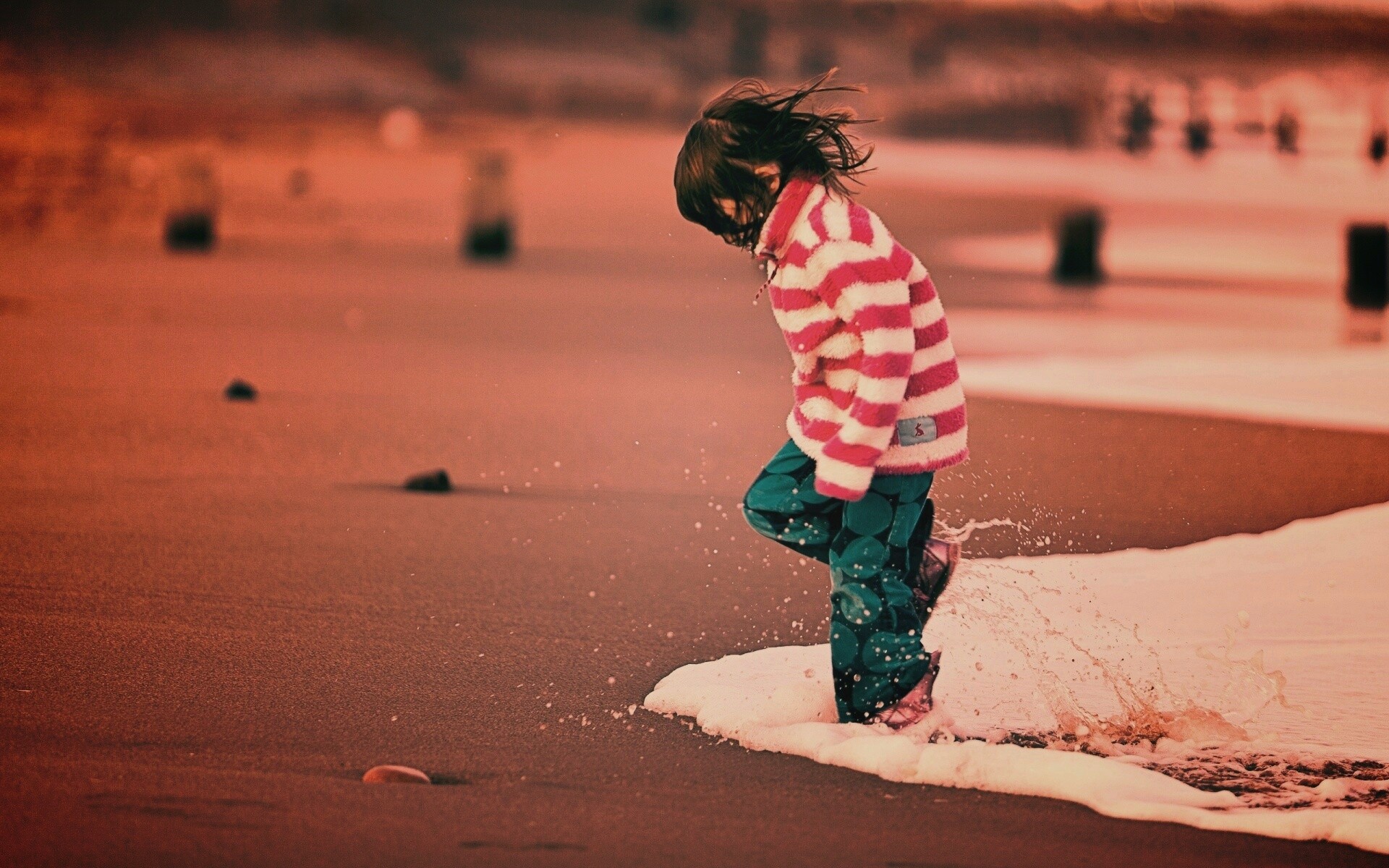 Ребенок и волна обои