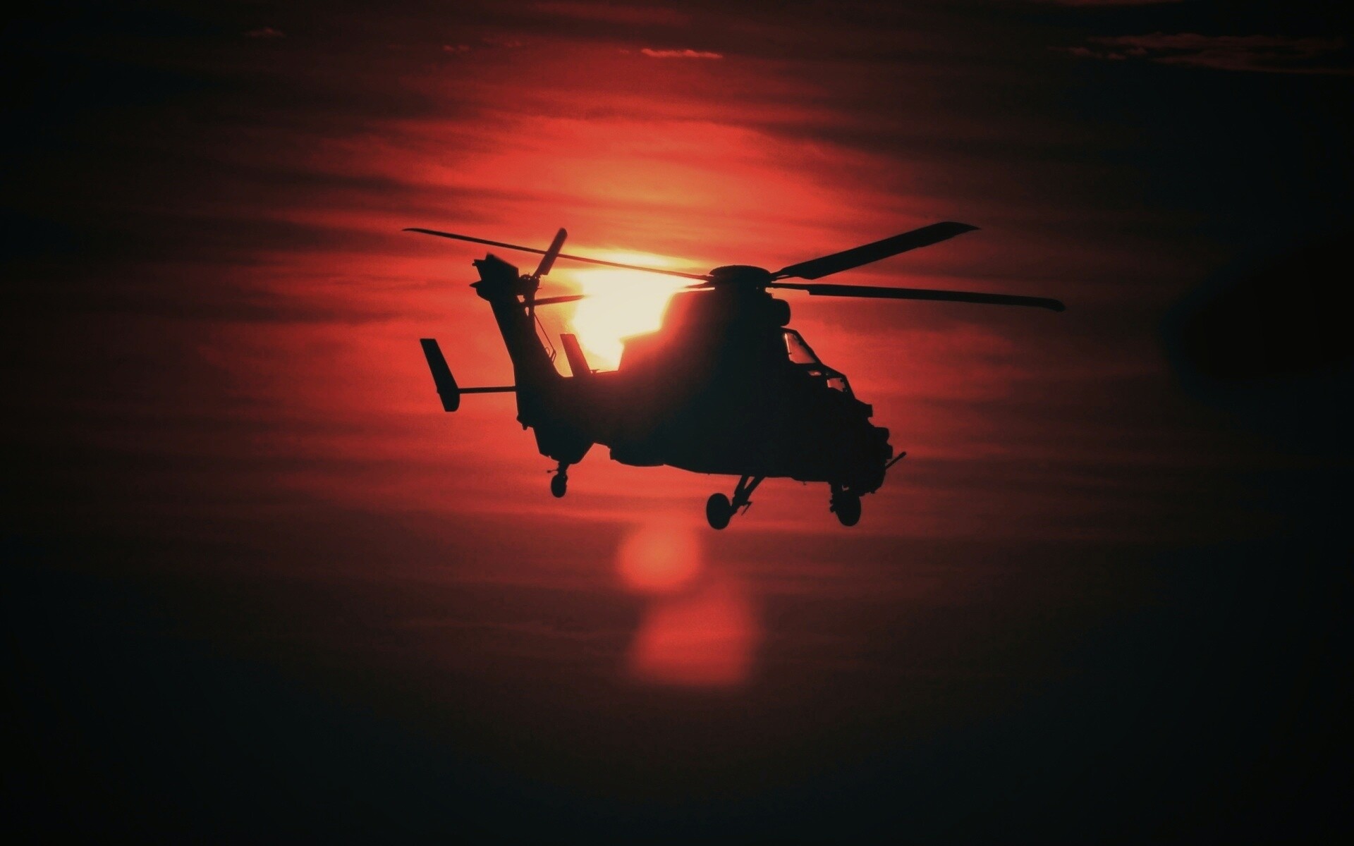 Вертолет в лучах закатного солнца обои