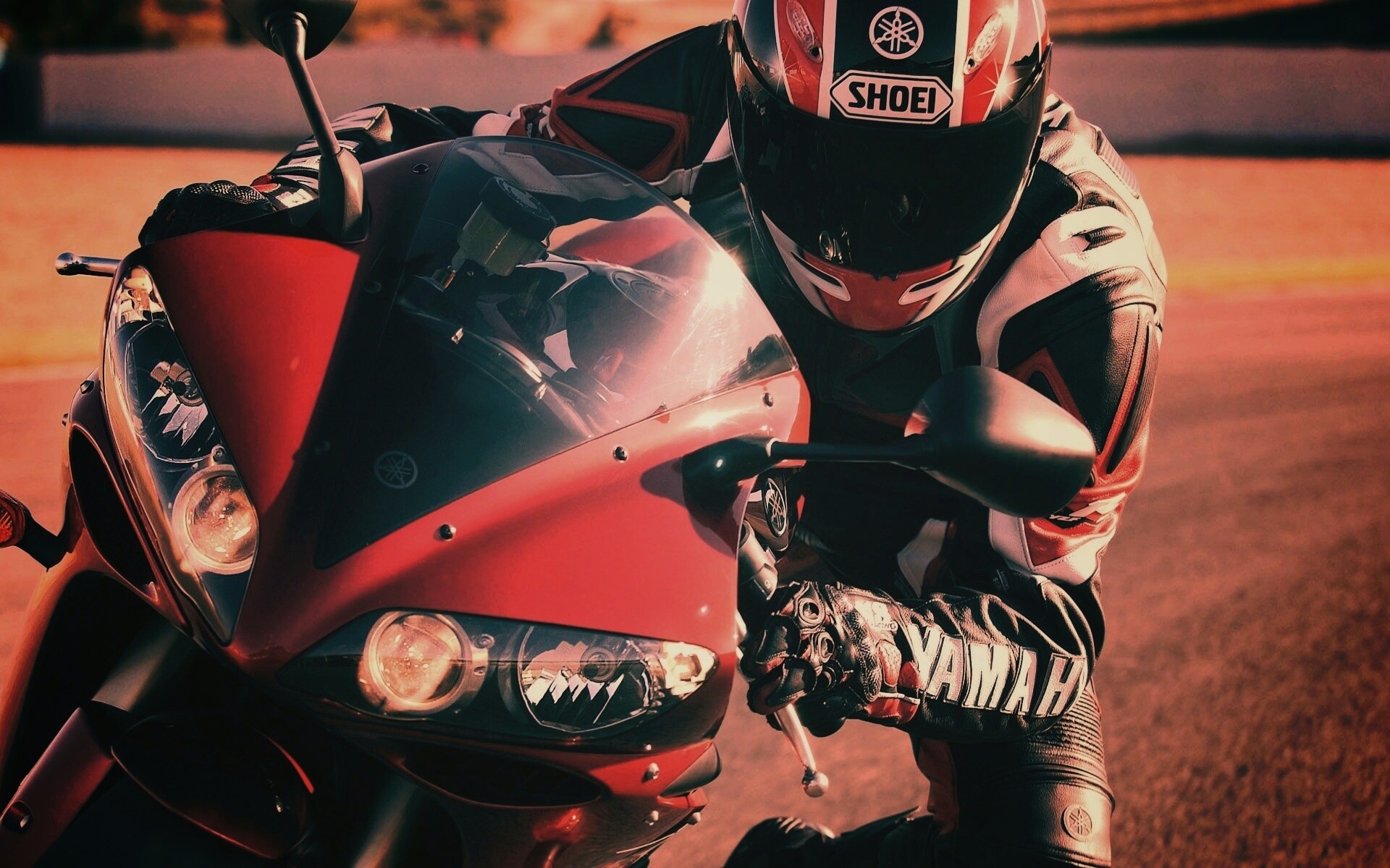 Мотоциклист на красной ямахе обои