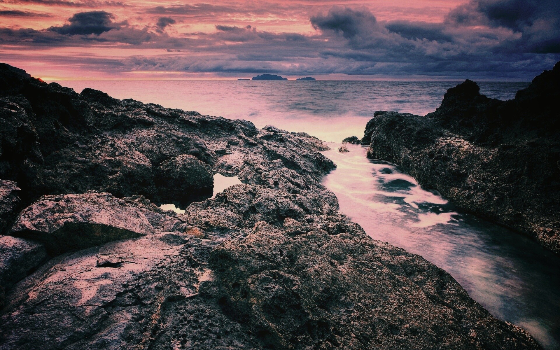 Река впадающая в море обои