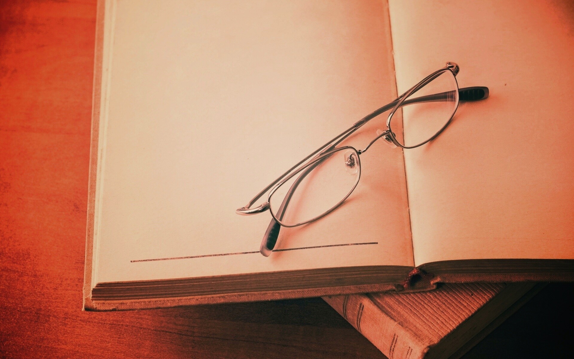 Очки и блокнот обои