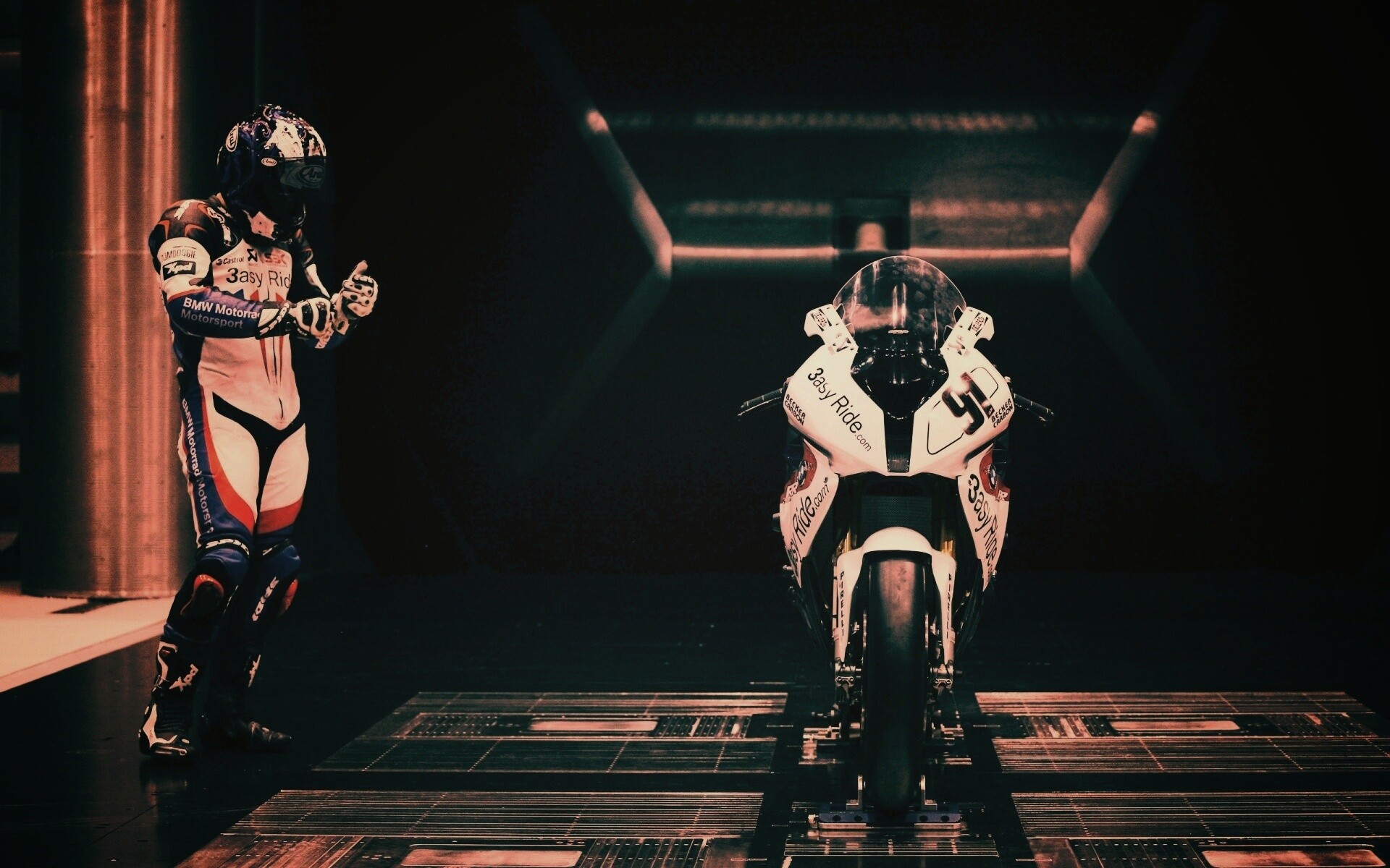 Мотоцикл на тестовом стенде обои