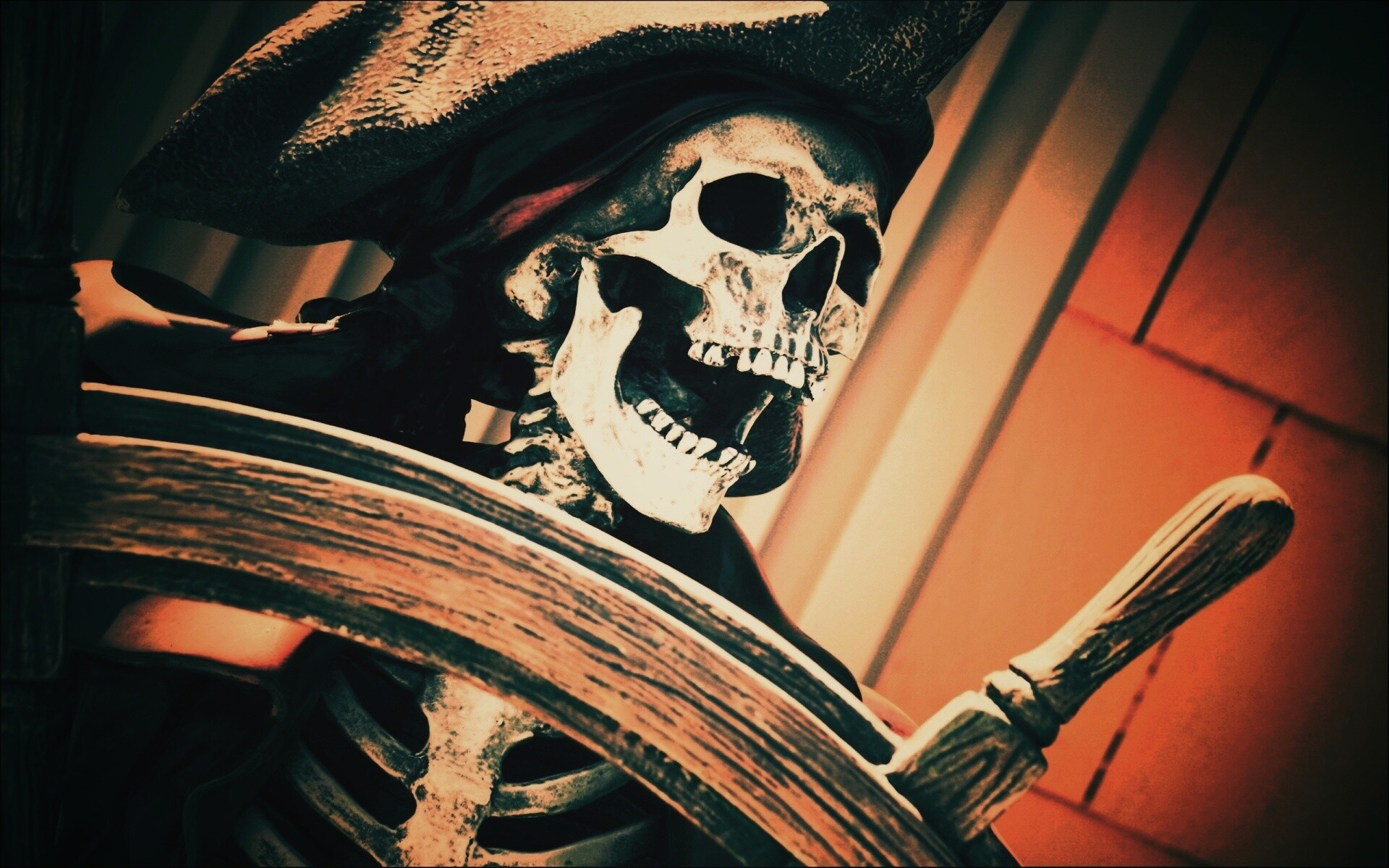 Скелет пирата за штурвалом обои