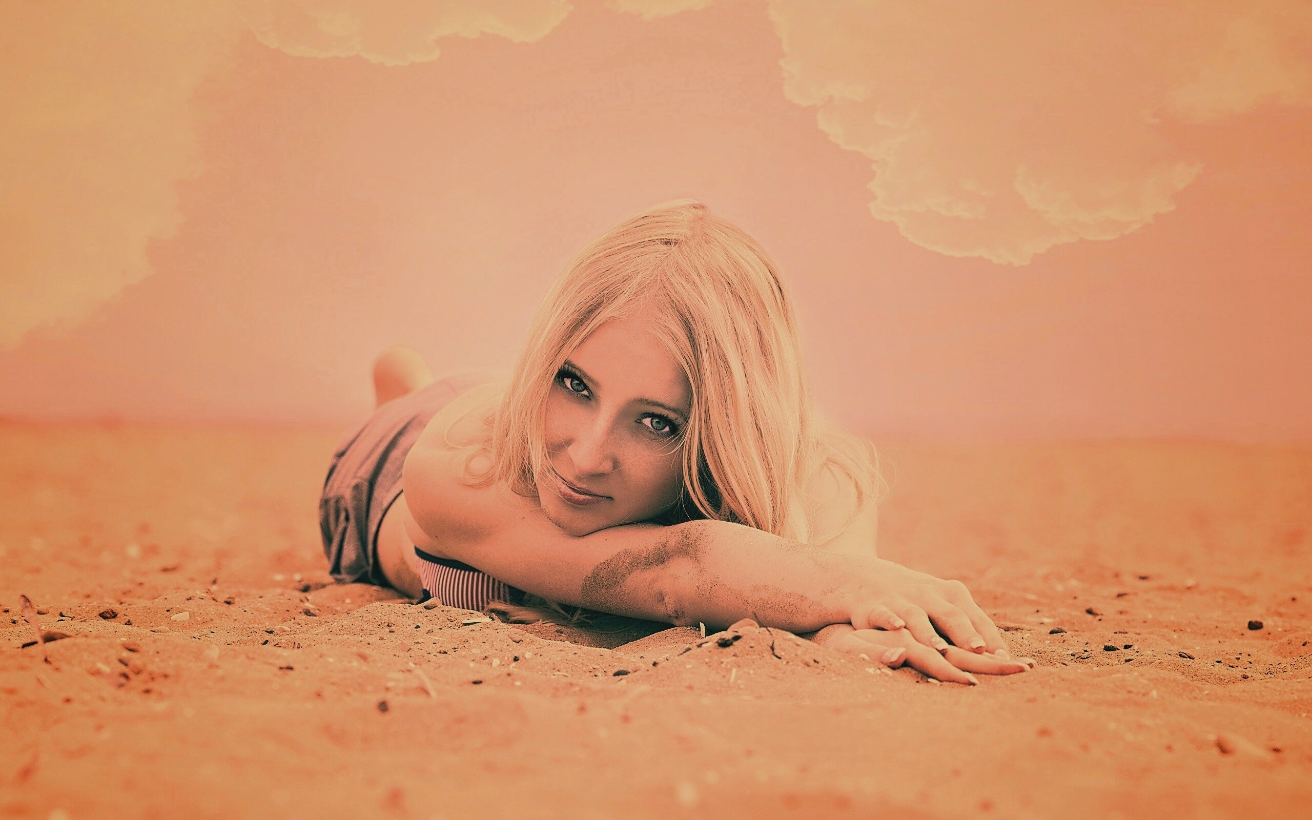 Девушка на пляже обои