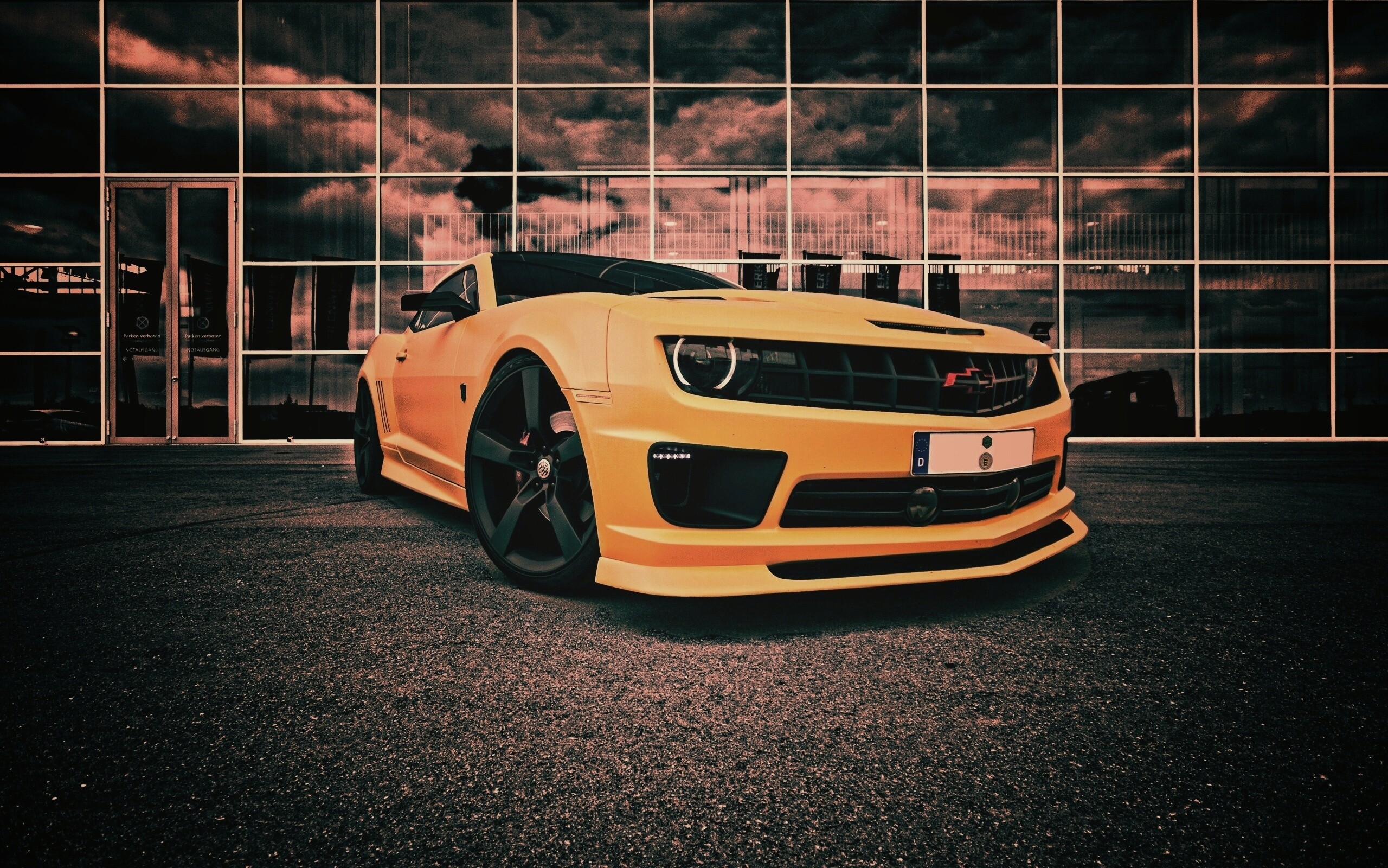 Желтый монстр обои